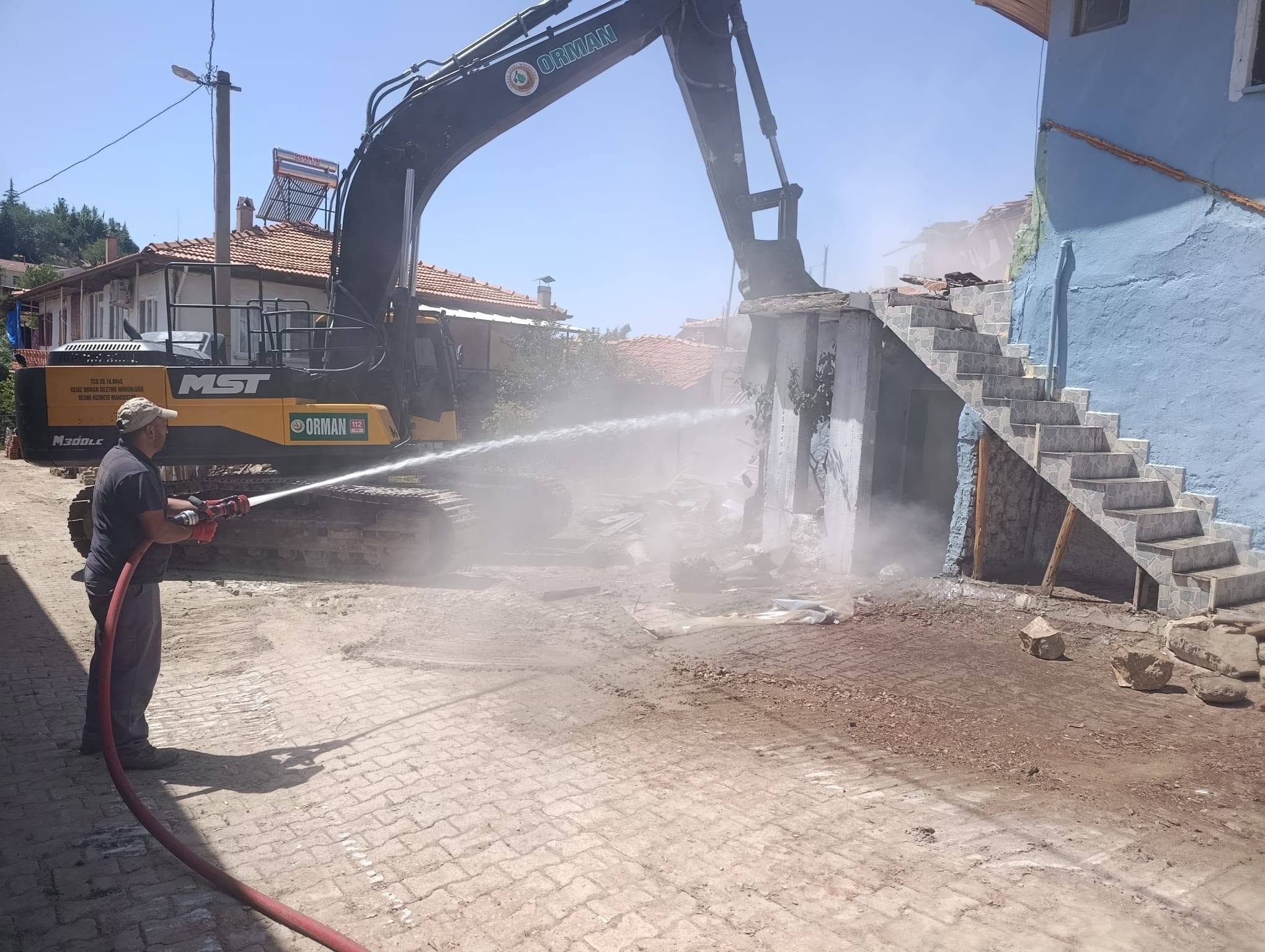 GÖKLER’DE YANGININ YARALARI SARILIYOR: YENİ EVLER İÇİN İLK ADIM ATILDI