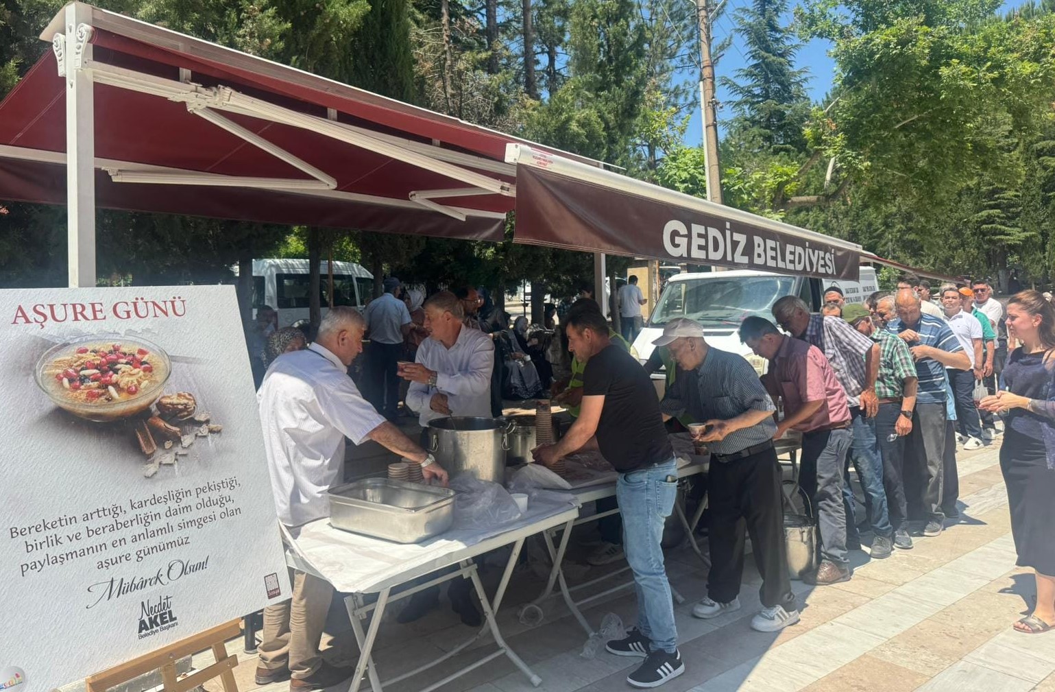 Gediz’de Muharrem Ayı Bereketi: Başkan Necdet Akel Vatandaşlara Aşure İkram Etti