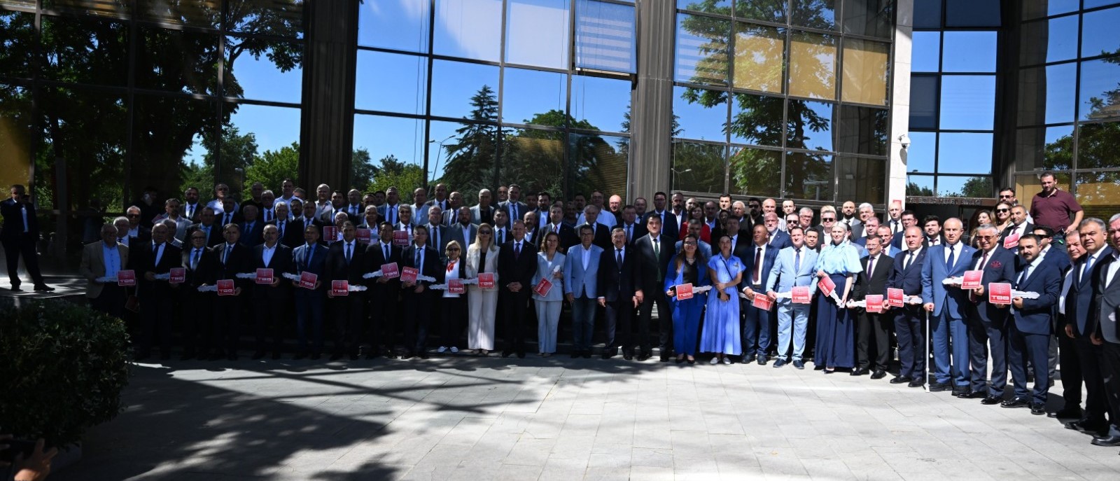 Gediz Belediyesi Araç Filosuna TBB’den Büyük Destek: Yeni Ekskavatör Hizmete Girdi