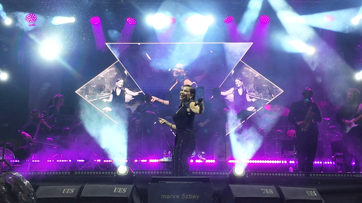 GEDİZ TARHANA FESTİVALİ’NDE MERVE ÖZBEY NEŞESİ