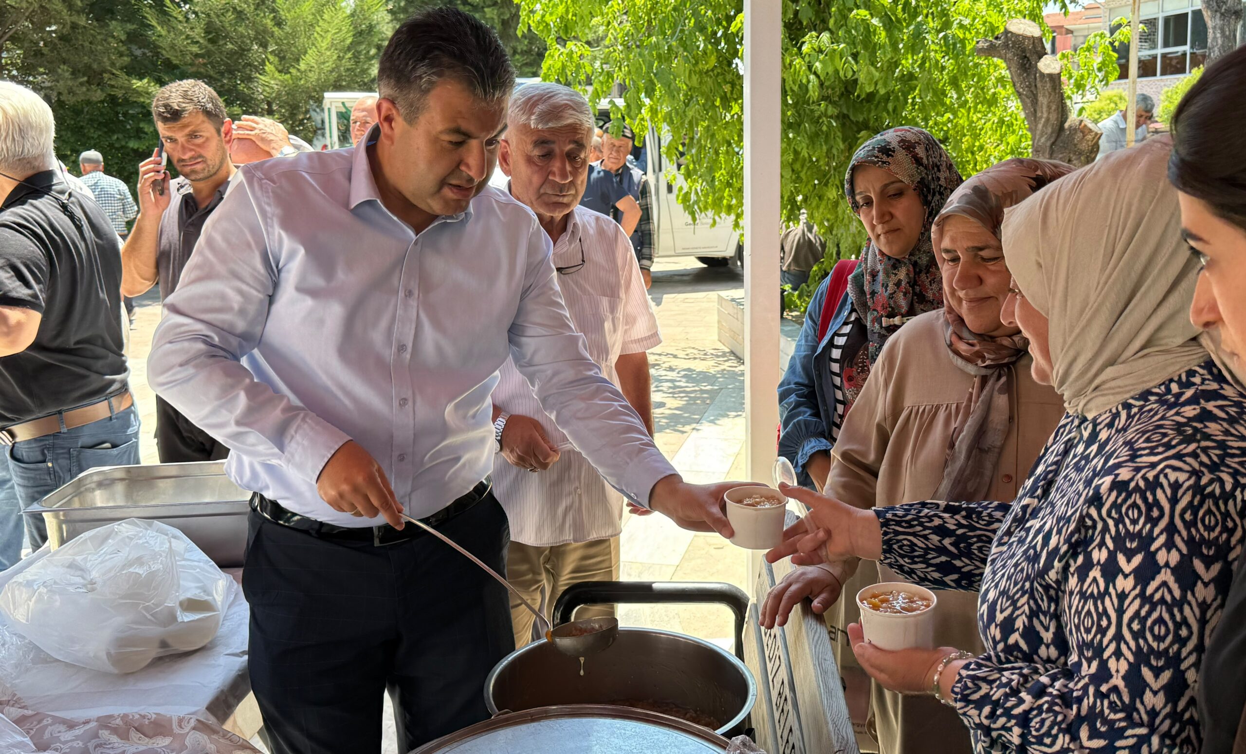 Gediz’de Muharrem Ayı Bereketi: Başkan Necdet Akel Vatandaşlara Aşure İkram Etti