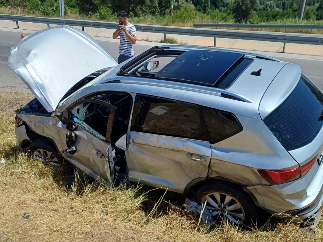 Gediz – Uşak Yolunda Kaza: Kontrolden Çıkan Otomobil Toprak Alana Girerek Yan Yattı