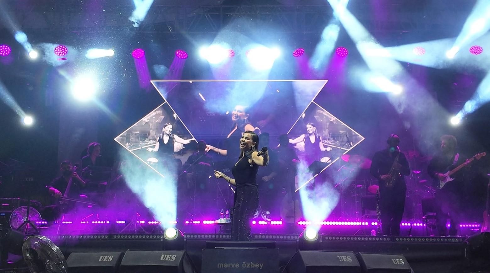 GEDİZ TARHANA FESTİVALİ’NDE MERVE ÖZBEY RÜZGÂRI