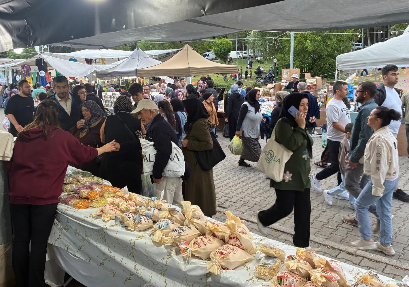 Gediz Tarhana Festivali’nde Son Günler: Gurbetçilerin Tarhana Telaşı ve 4. Nesil Üreticinin Almanca Pratiği