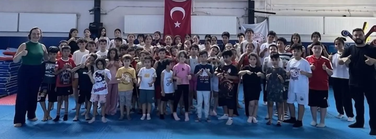 Gediz’de Kick Boks Çılgınlığı: Yaz Spor Okullarında Salonlar Doldu Taştı!