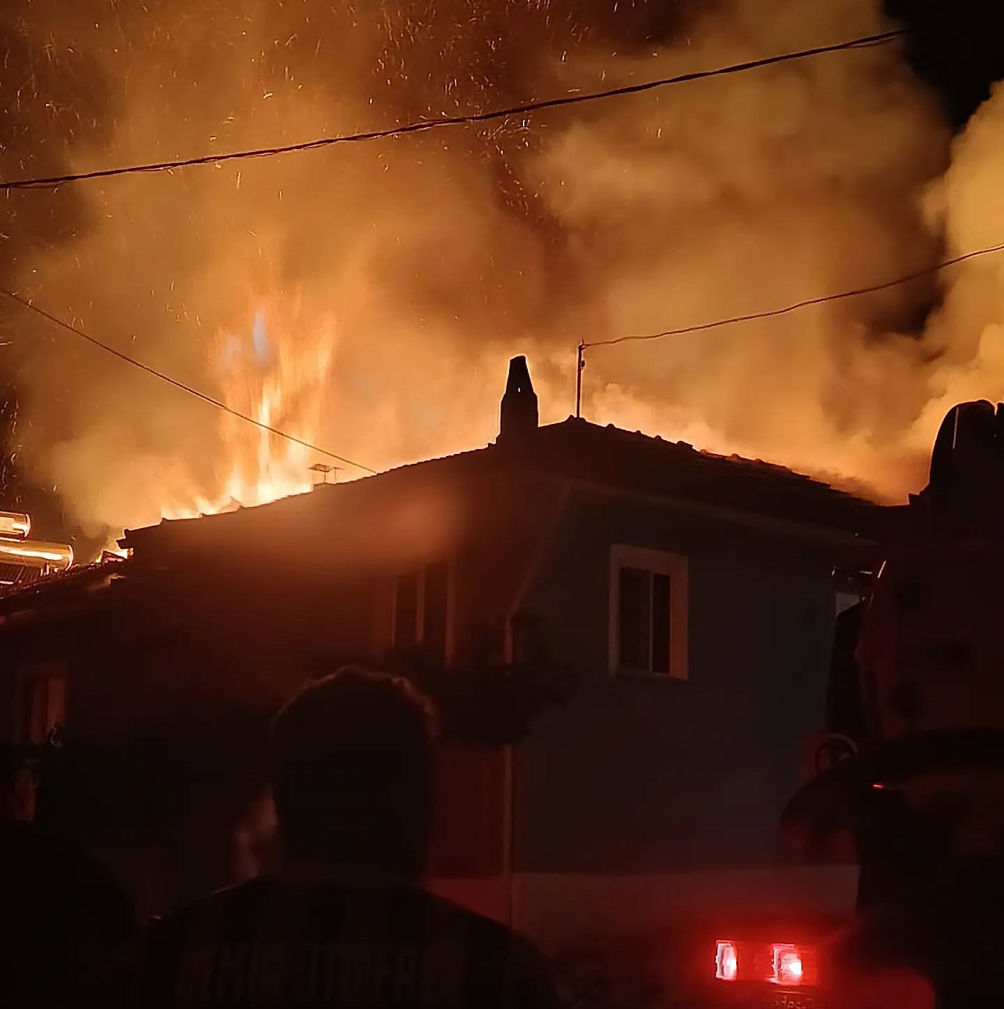 Gediz Gökler Beldesi’nde Gece Yarısı Yangın Paniği: Bir Ev Kül Oldu, Bir Ev Kısmen Yandı