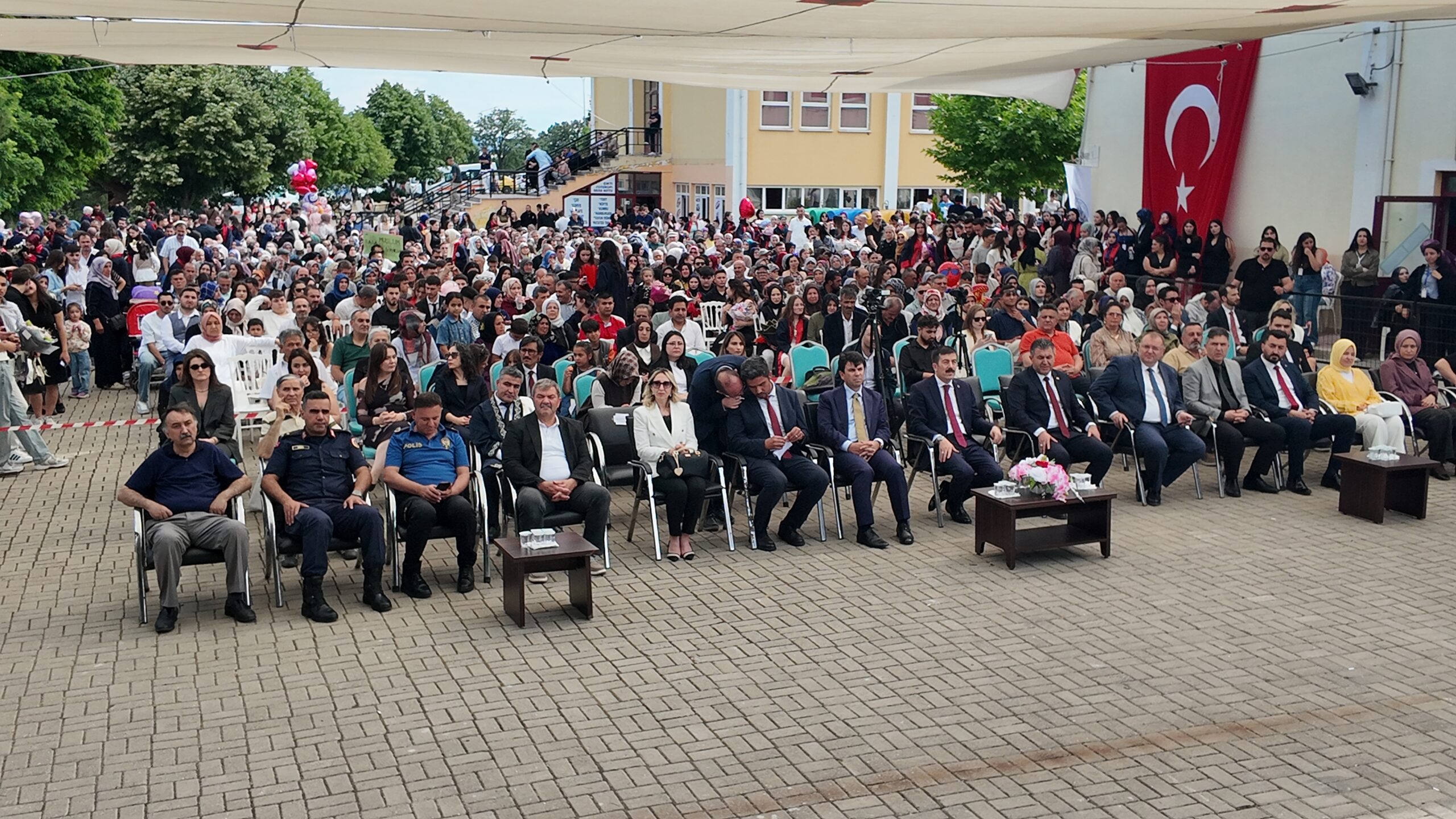 Gediz Sağlık Hizmetleri MYO Müdürü Yusuf Güner’den Mezuniyet Töreninde Hem Teşekkür Hem de Yeni Bina Çağrısı!