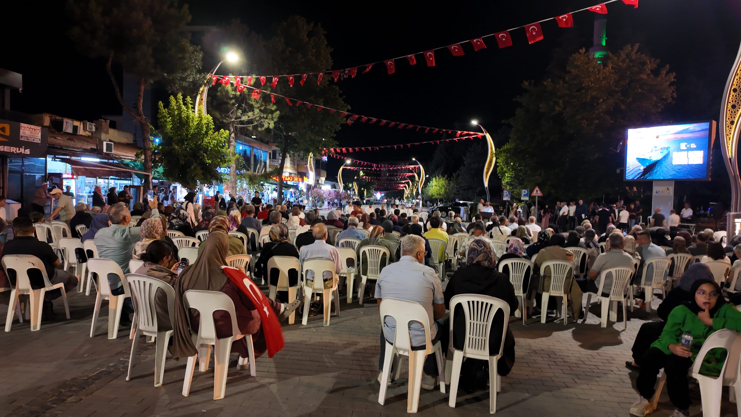 Gediz’de 15 Temmuz’un 10. Yılında Tek Yürek: Demokrasi ve Milli Birlik Günü’nde Belediye Önü Doldu Taştı