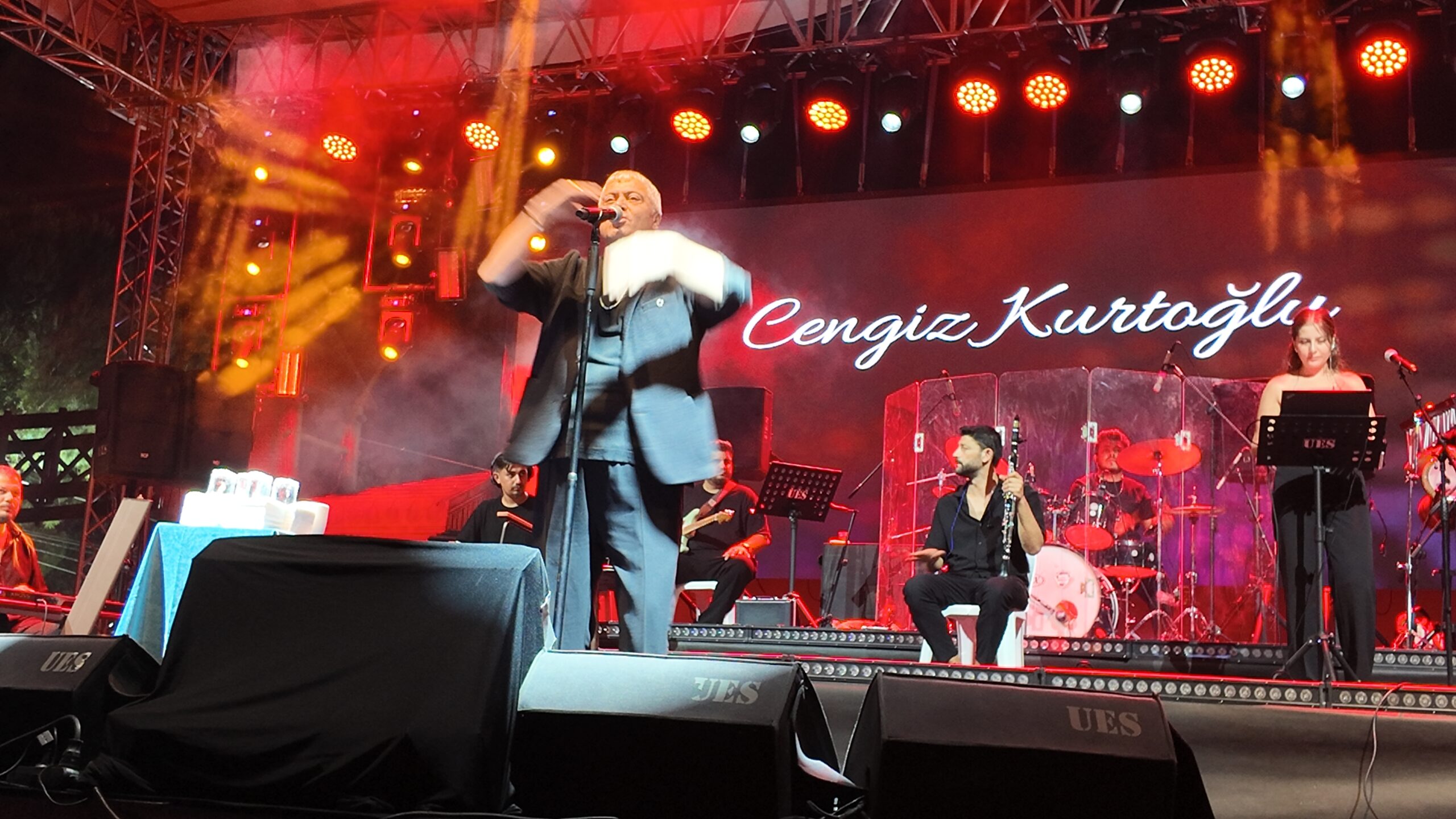 Gediz’de Cengiz Kurtoğlu Konserinde Sürpriz Açıklama: “Alkolü Bıraktım, Ayran İçin, Çay İçin”