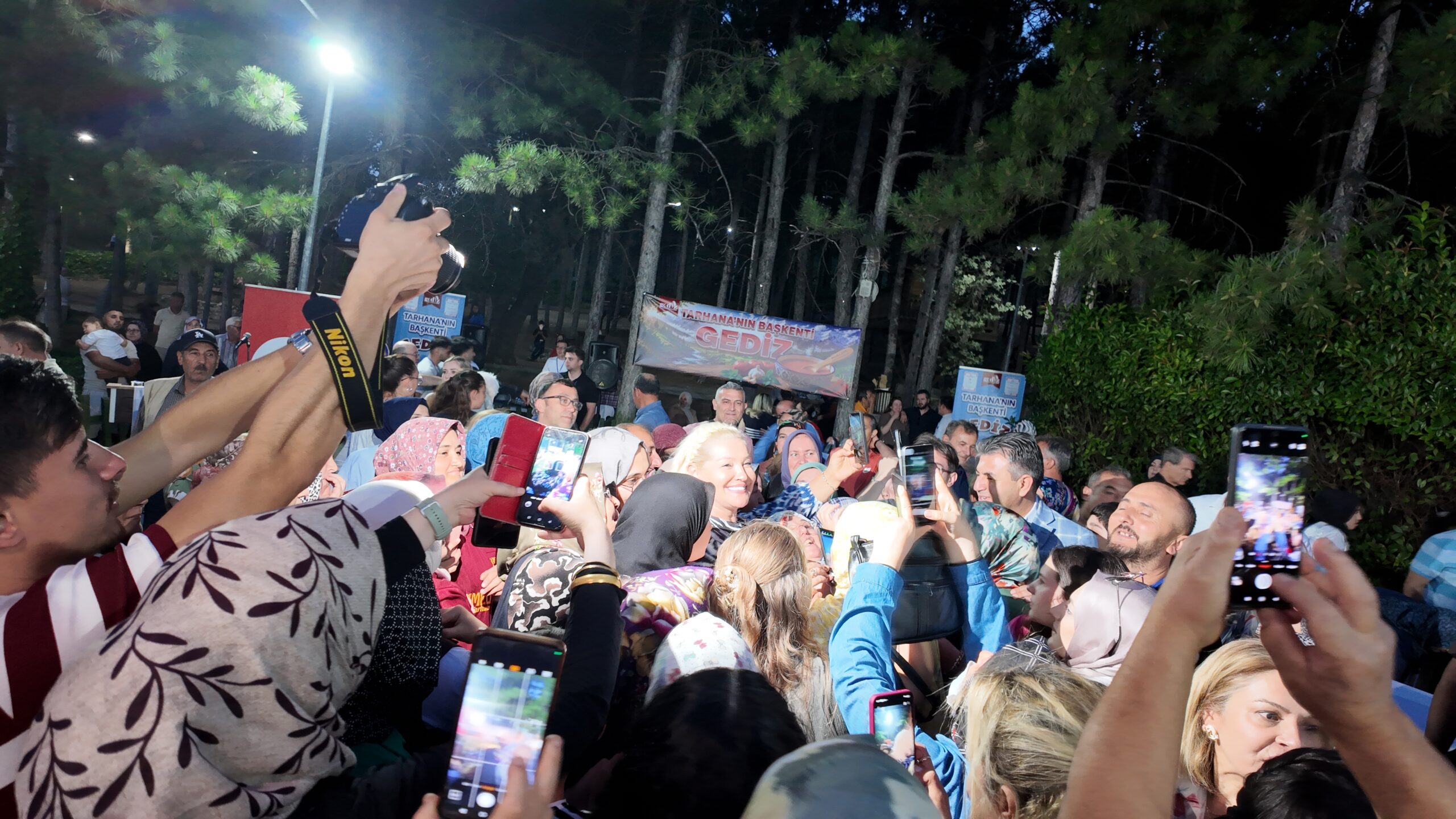 Gediz’de Zahide Yetiş İzdihamı: Hayranları Fotoğraf Çektirmek İçin Adeta Birbiriyle Yarıştı!