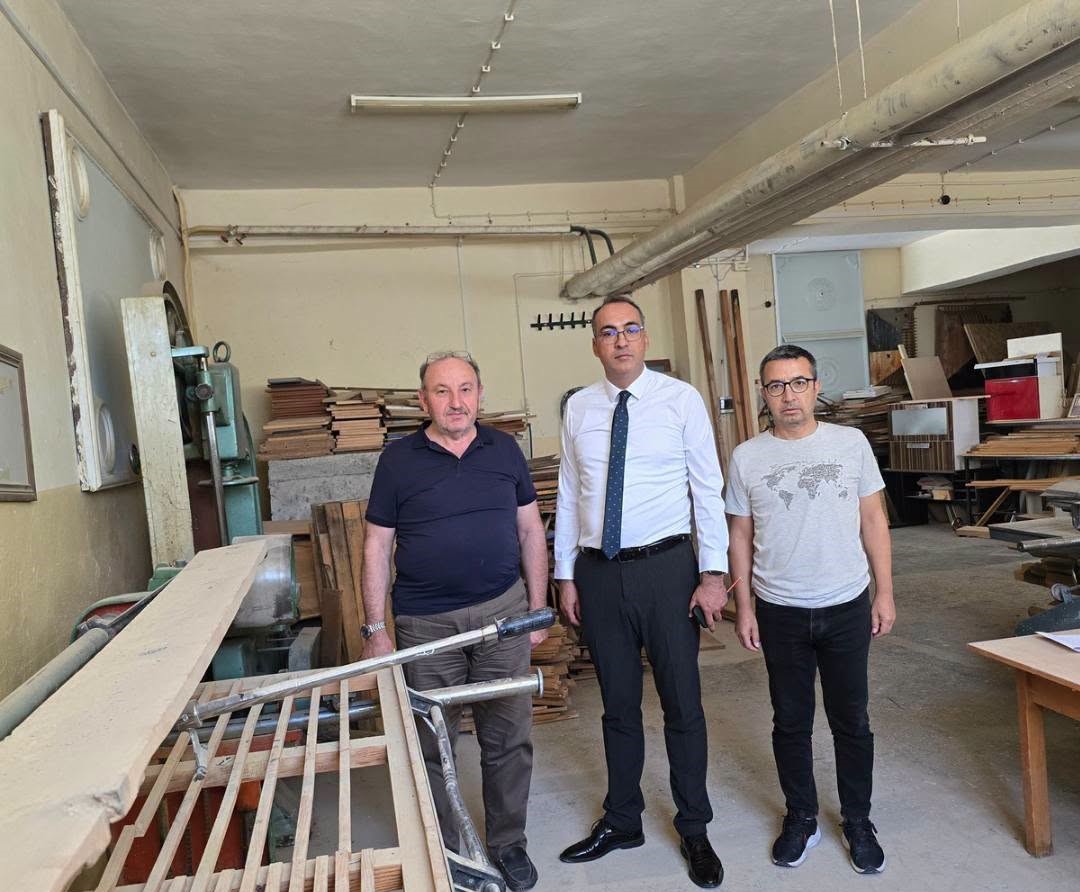 GEDİZ’DE OKUL SIRALARI MESLEKİ EĞİTİMLE YENİLENİYOR: GERİ DÖNÜŞÜM VE TASARRUF BİR ARADA