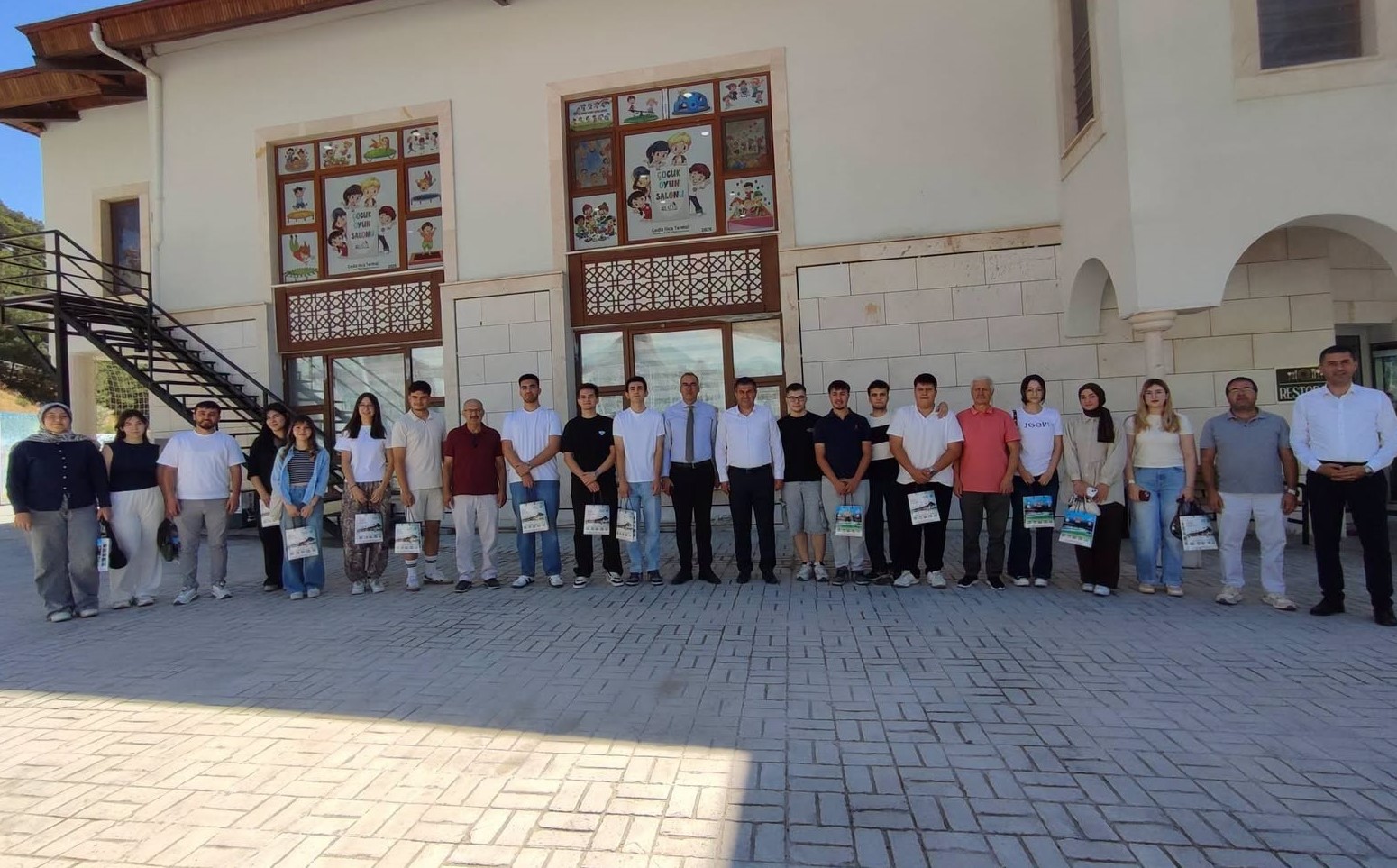 GEDİZ’İN YKS GURURLARI ILICA TERMAL’DE AĞIRLANDI: BAŞKAN AKEL VE MÜDÜR AYDIN’DAN DERECEYE GİREN ÖĞRENCİLERE TEBRİK