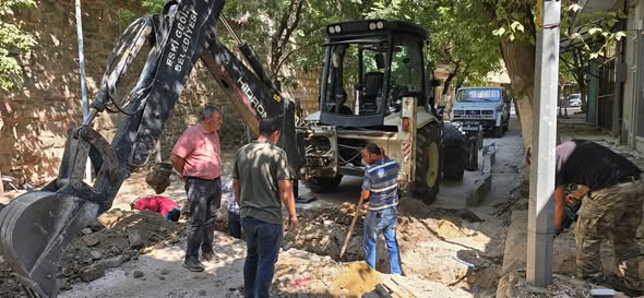 ESKİGEDİZ’DE SEÇİM VAATLERİ BİR BİR HAYATA GEÇİYOR: CUMHURİYET CADDESİ’NE AY-YILDIZLI DOKUNUŞ