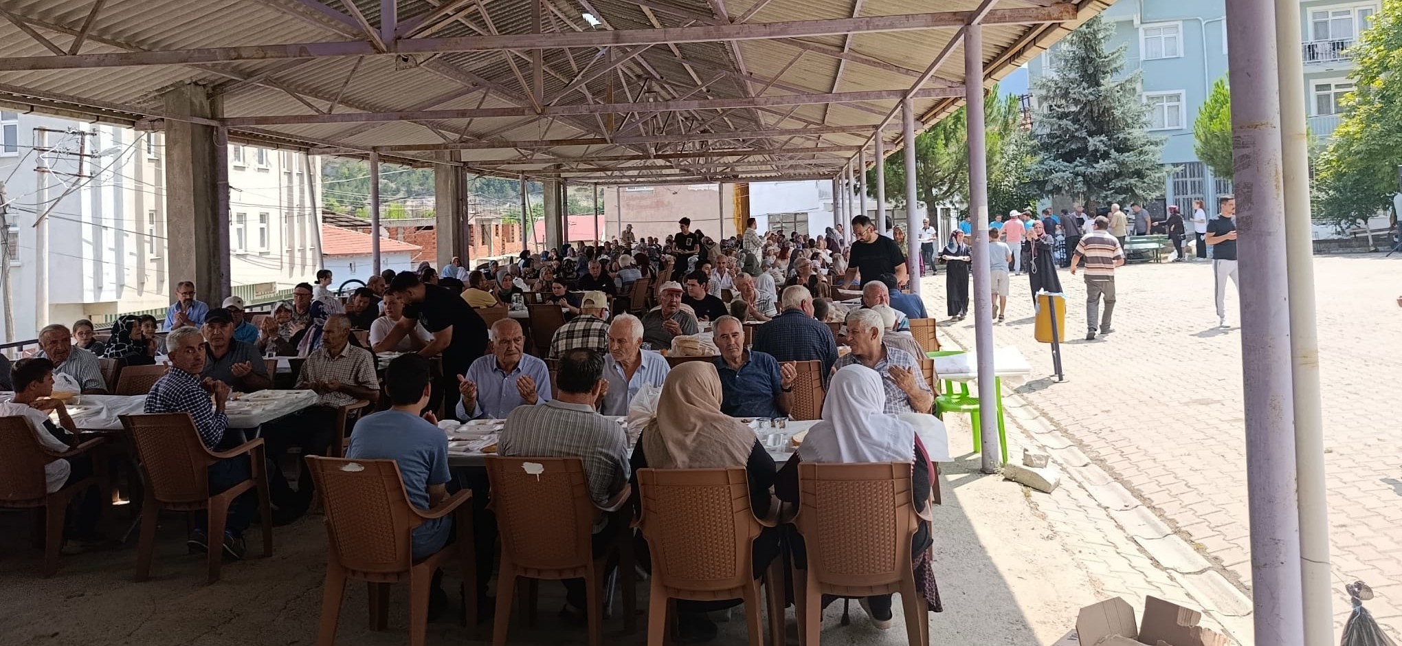GEDİZ YEŞİLÇAY KÖYÜNDE BİRLİK VE BERABERLİK SOFRASI: KÖYLÜLER EL BİRLİĞİ İLE YEMEK HAYRI DÜZENLEDİ