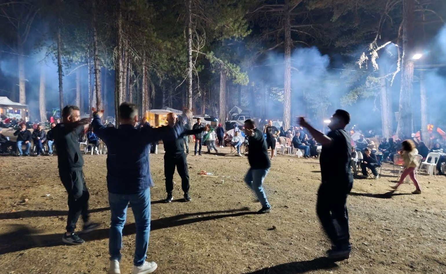 GEDİZ BELEDİYESİ’NDEN MURAT DAĞI’NDA UNUTULMAZ KAMP EĞLENCESİ: AĞAÇLARIN GÖLGESİNDE CANLI MÜZİK VE SICAK TARHANA ÇORBASI
