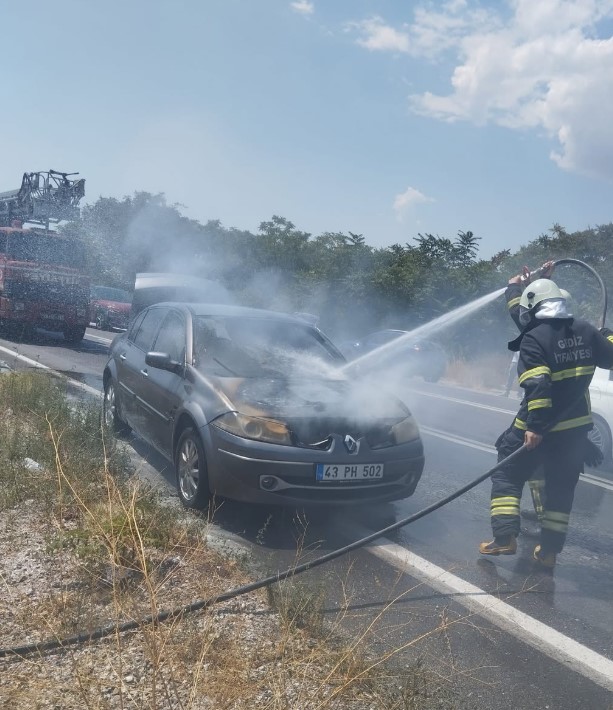 GEDİZ-KÜTAHYA KARAYOLUNDA KORKUTAN ARAÇ YANGINI: OTOMOBİL ALEV ALEV YANDI