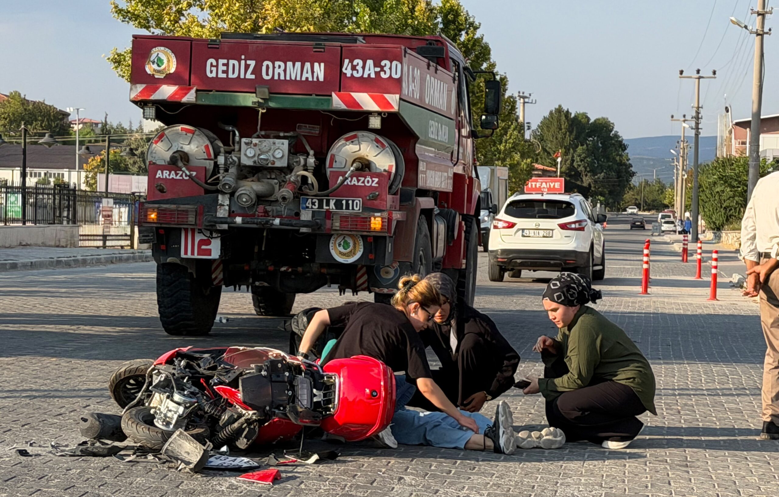 Gediz’de Arazöz ile Motosiklet Çarpıştı: 1 Yaralı