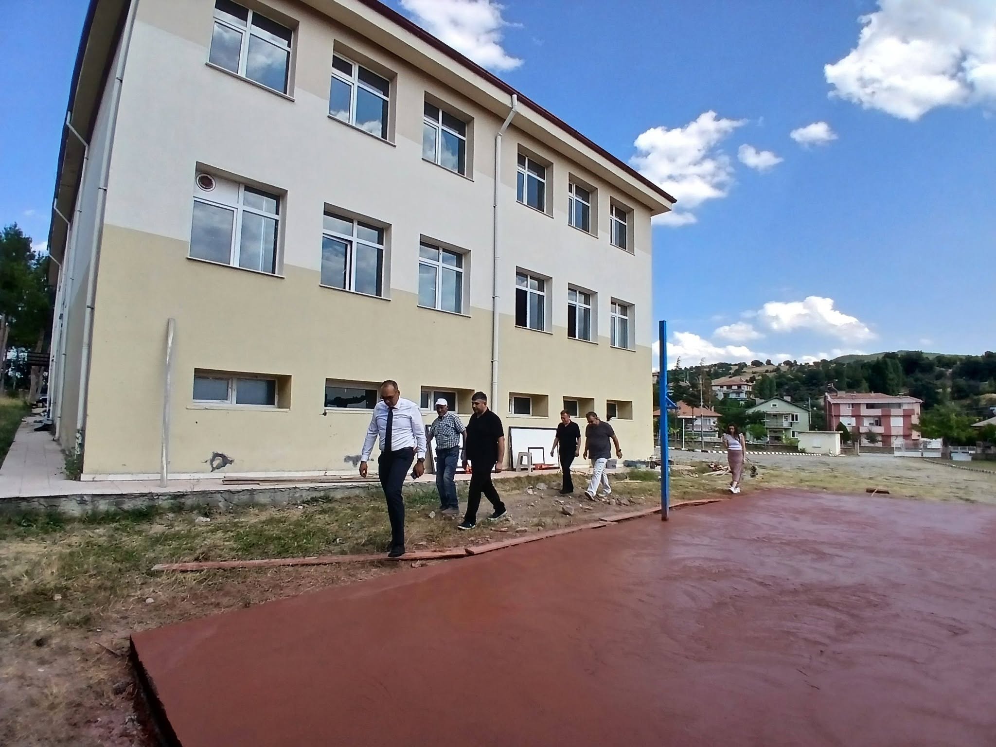 GÖKLER BELDESİ’NE GURBETÇİ HAYIRSEVERDEN SPOR SAHASI