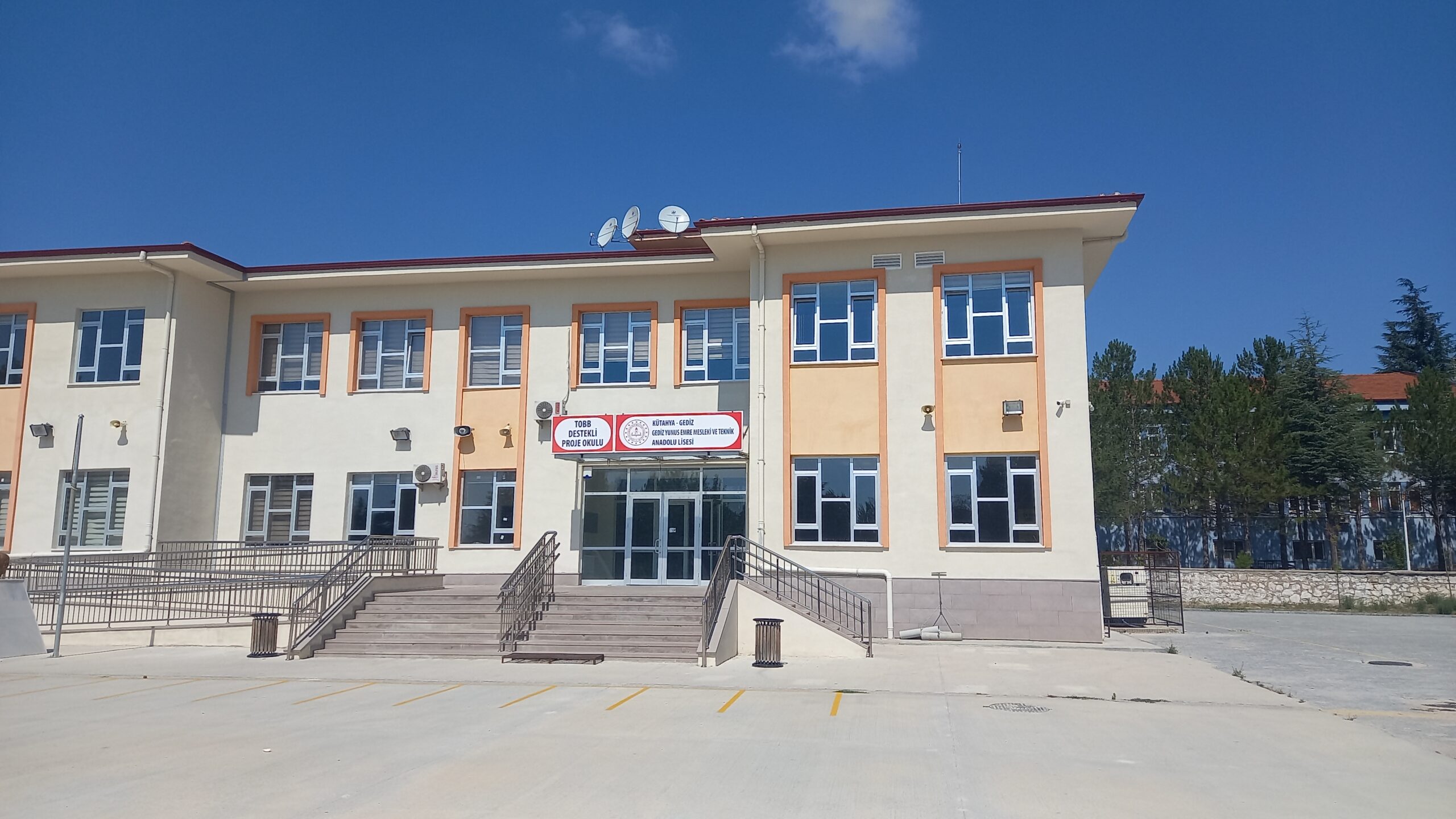 GEDİZ YUNUS EMRE MTAL ORTAOKULU’NDA MÜJDE: BURSLU VEYA ÜCRETSİZ İMKÂNLARLA EĞİTİM BAŞLIYOR