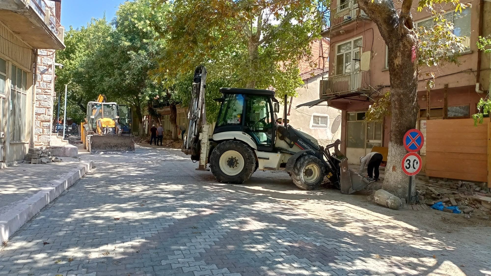 ESKİGEDİZ’DE DOĞALGAZ ÇALIŞMALARININ ARDINDAN CUMHURİYET CADDESİ YENİLENİYOR