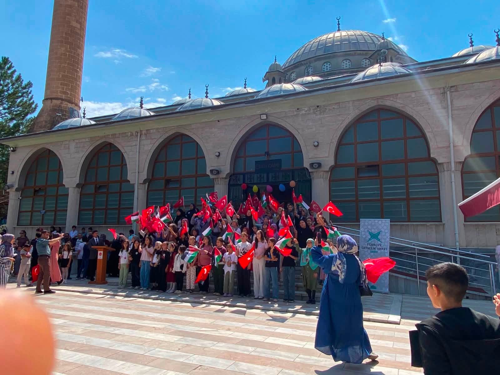 GEDİZ’DE YAZ KUR’AN KURSLARI KAPANIŞ PROGRAMI COŞKUYLA GERÇEKLEŞTİRİLDİ