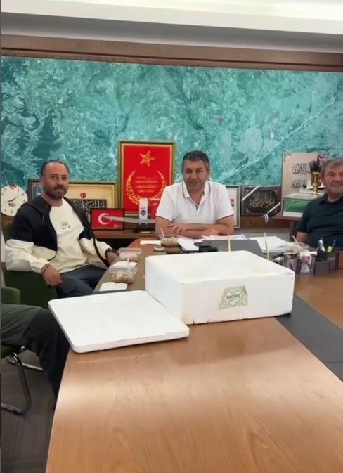 GEDİZ’DE ASIRLIK KAR İKRAMI GELENEĞİ YENİDEN CANLANDIRILDI