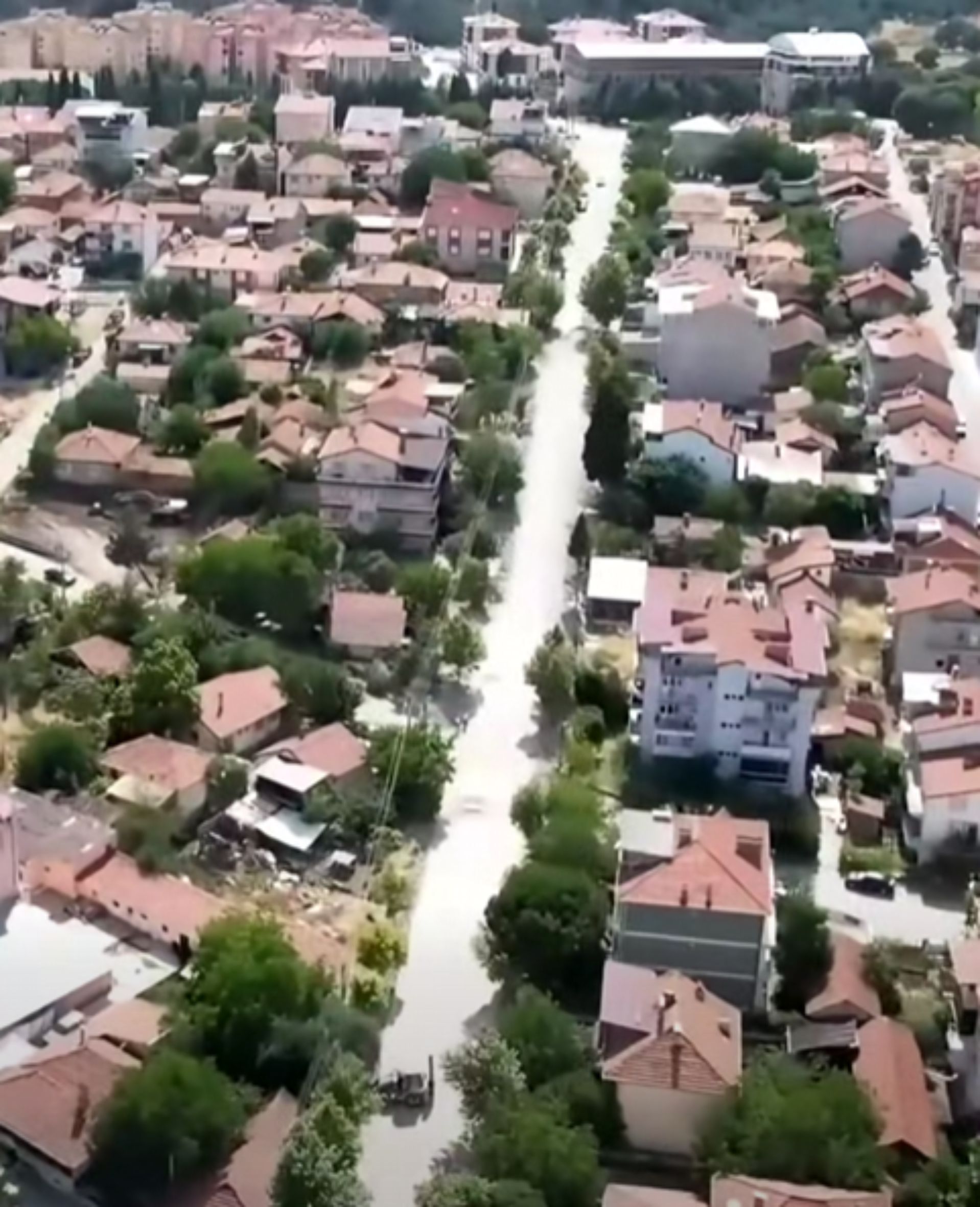 GEDİZ’DE YOLLAR YENİLENİYOR, YÜZLER GÜLÜYOR!