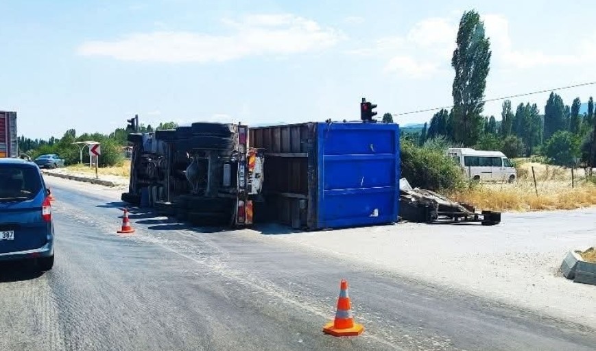 GEDİZ’DE TIR DEVRİLDİ: 2 KİŞİ YARALANDI