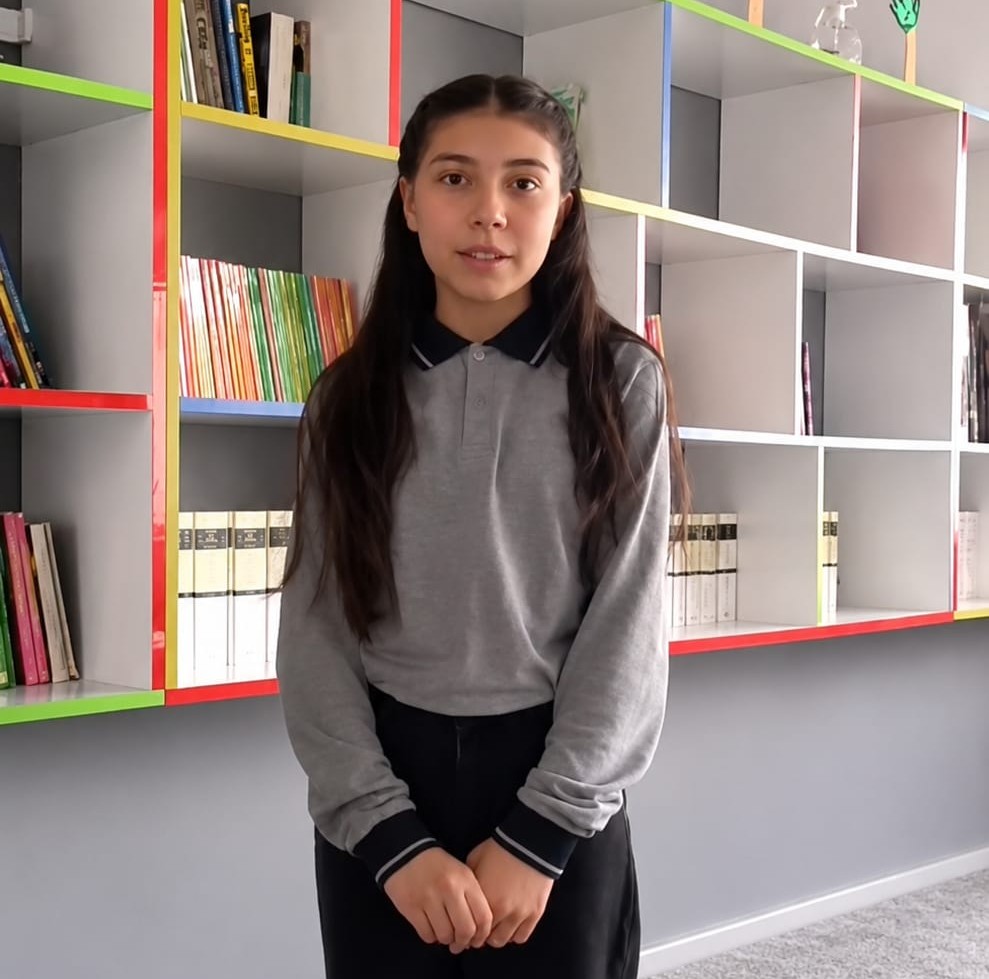 ÜZÜMLÜ ORTAOKULU’NDA YILLAR SONRA GELEN FEN LİSESİ GURURU: YEŞİM TORLAK BEYLİKOVA FEN LİSESİ’Nİ KAZANDI