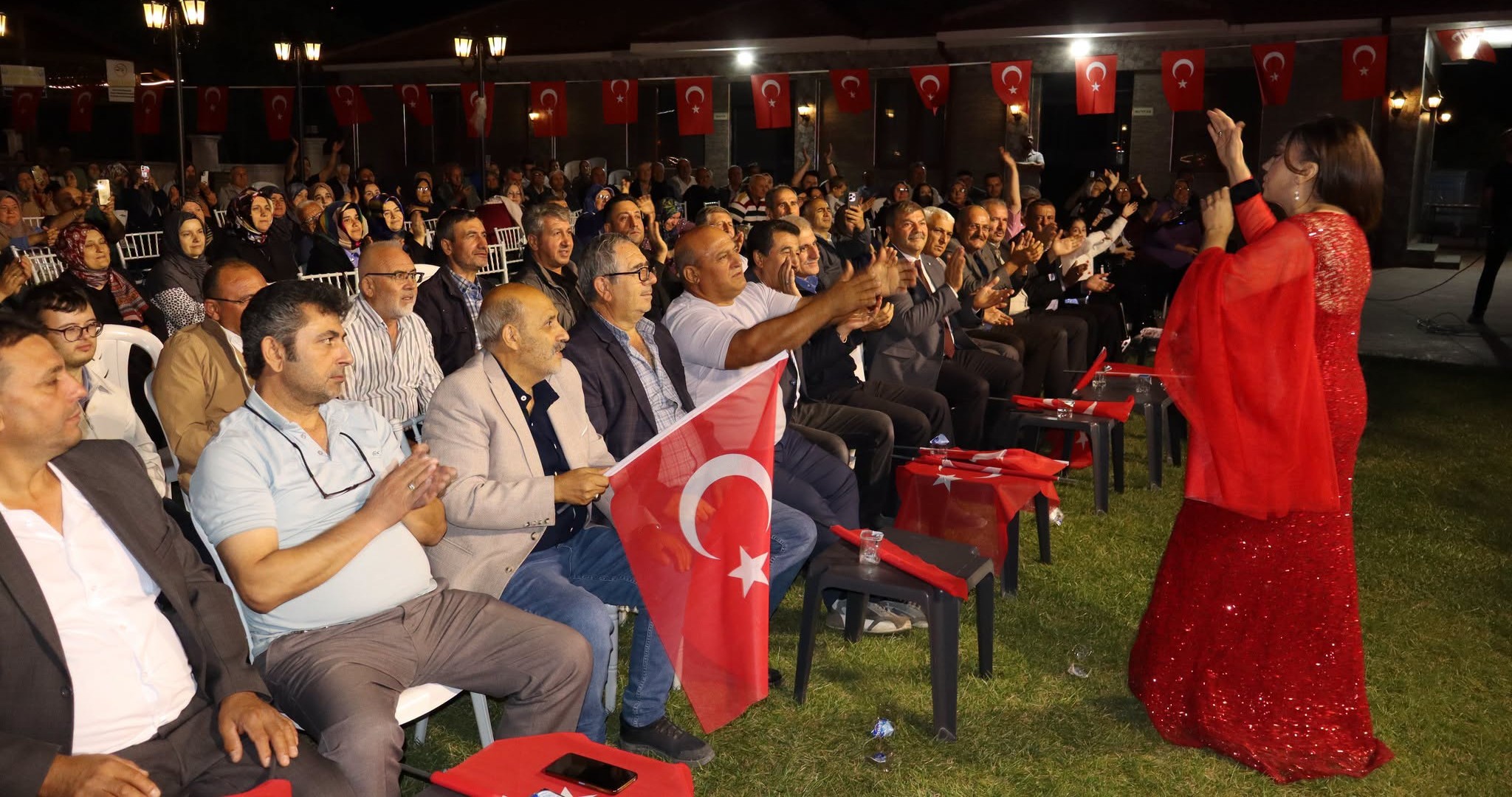 ESKİGEDİZ’DE 30 AĞUSTOS ZAFER BAYRAMI COŞKUYLA KUTLANDI: SANATÇILAR VE ETKİNLİKLERLE UNUTULMAZ BİR GECE