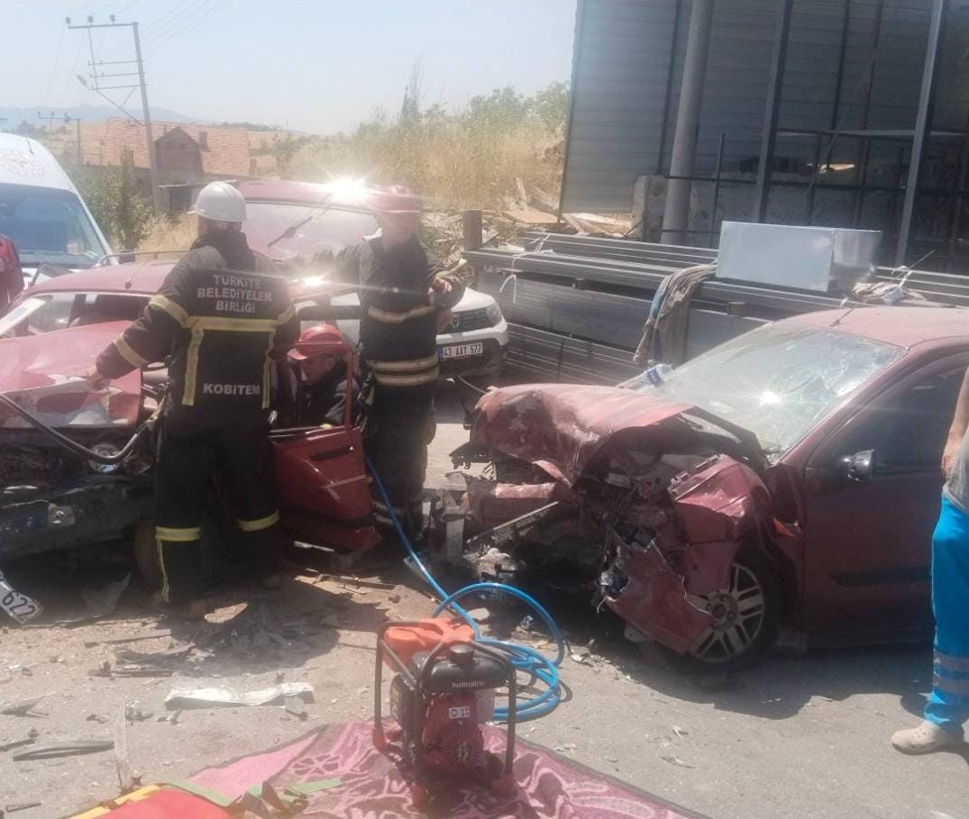 Gediz’de Feci Kaza; 1 Kişi Öldü, 1 Kişi Yaralandı