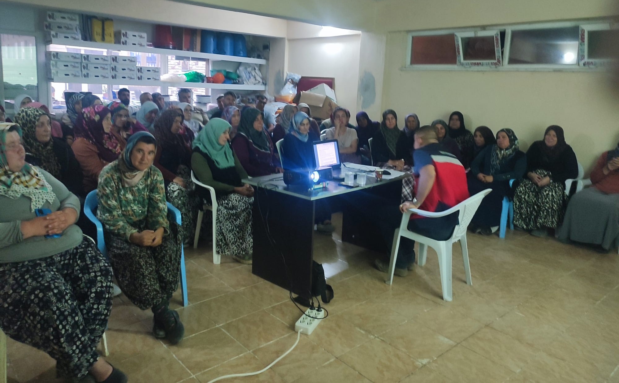 GEDİZ’DE ÇİFTÇİLERE BÜYÜKBAŞ HAYVAN YETİŞTİRİCİLİĞİ KURSU: 60 YETİŞTİRİCİ KATILDI