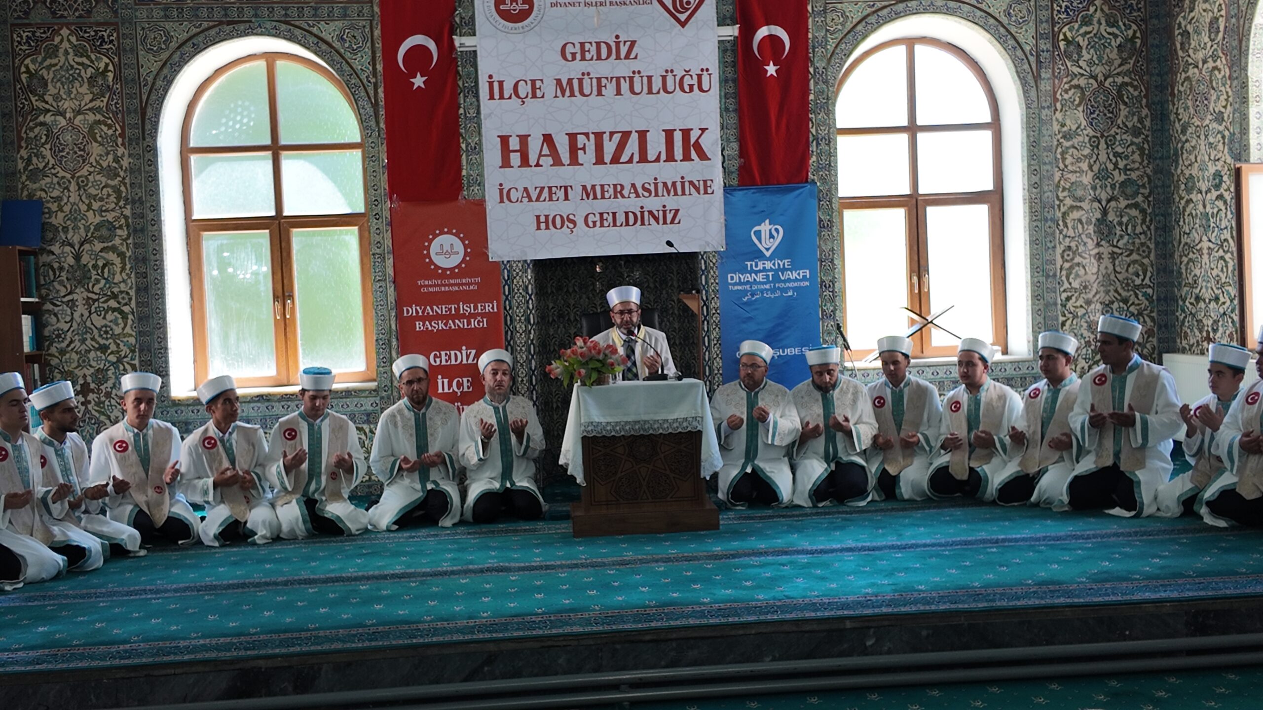 GEDİZ’DE MUHTEŞEM HAFIZLIK İCAZET MERASİMİ: KUTSAL EMANETLER HAK SAHİPLERİNE TESLİM EDİLDİ