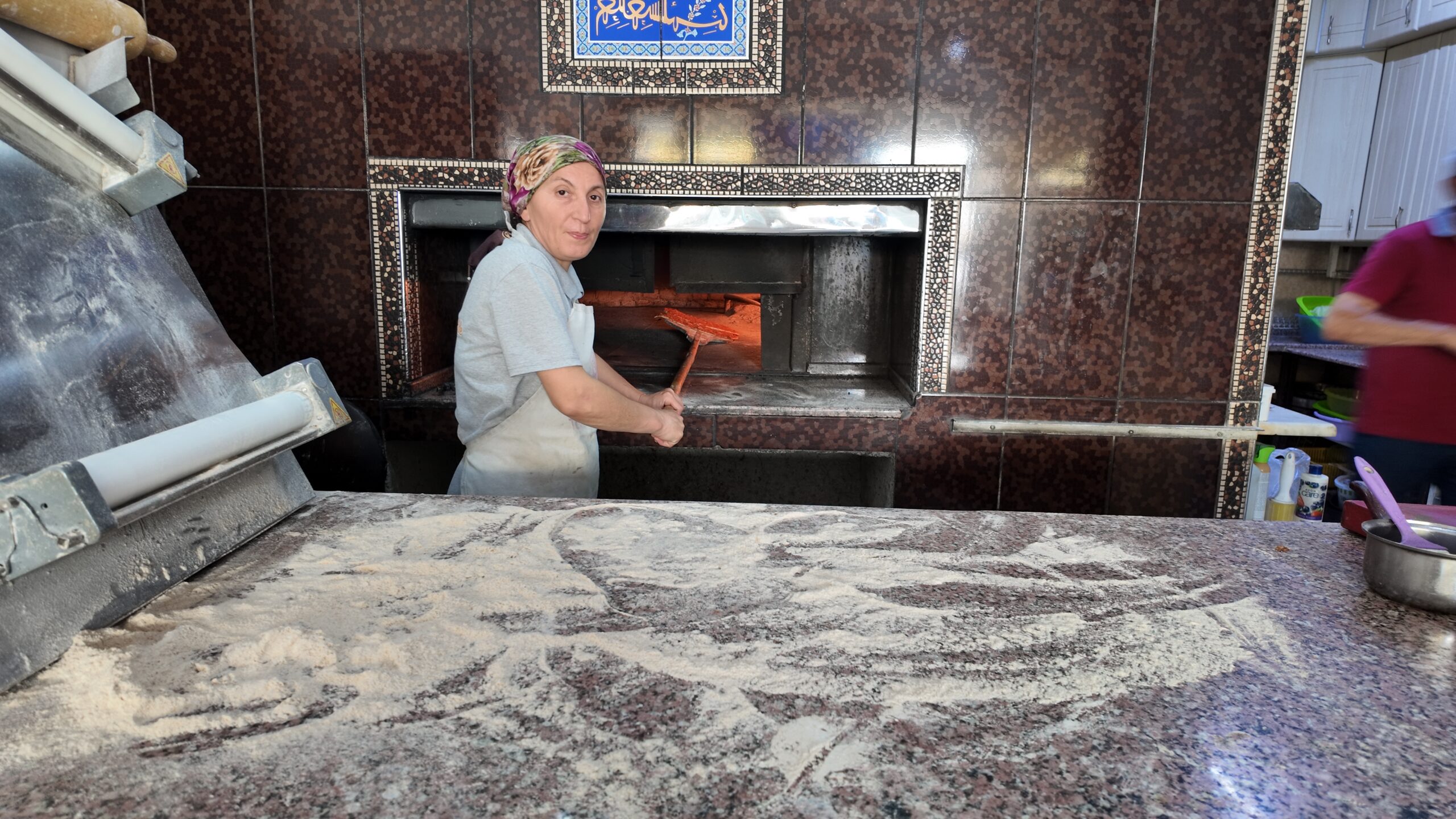 AĞUSTOS SICAKLARINDA FIRIN MESAİSİ: TAŞ FIRININ BAŞINDA ZORLU EKMEK MÜCADELESİ