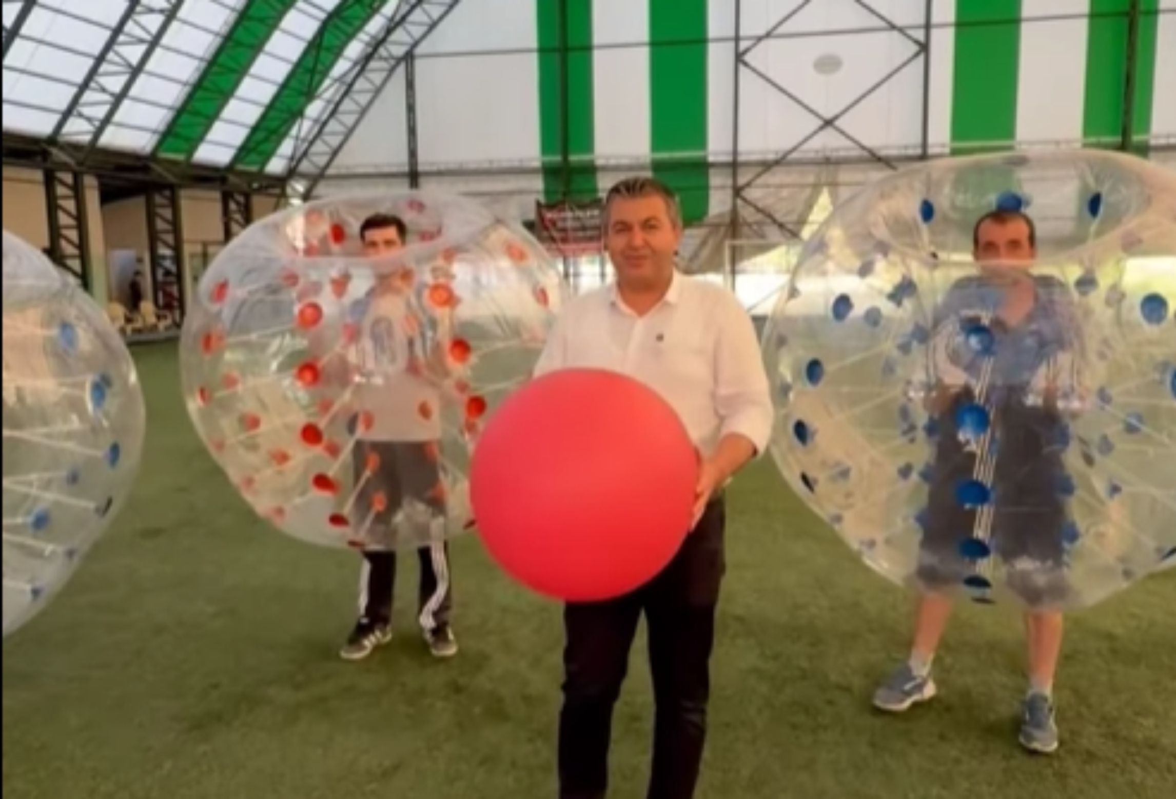GEDİZ’DE EĞLENCE DOLU MÜCADELE: BALON FUTBOLU HEYECANI BAŞLADI