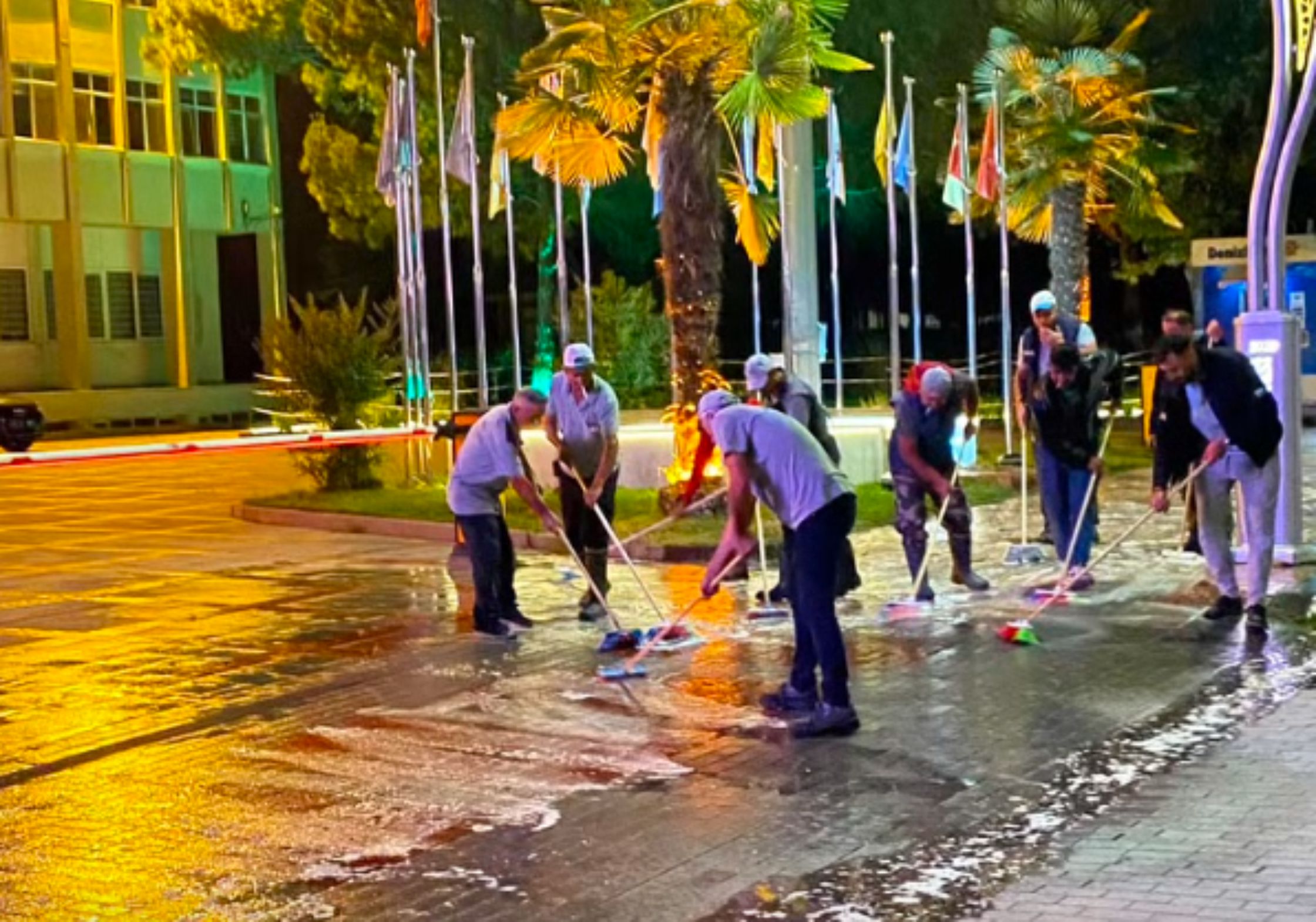 Gediz Belediyesi Gece Mesaisiyle Pırıl Pırıl: Şehrin Ana Arterleri Köpüklü Suyla Yıkandı