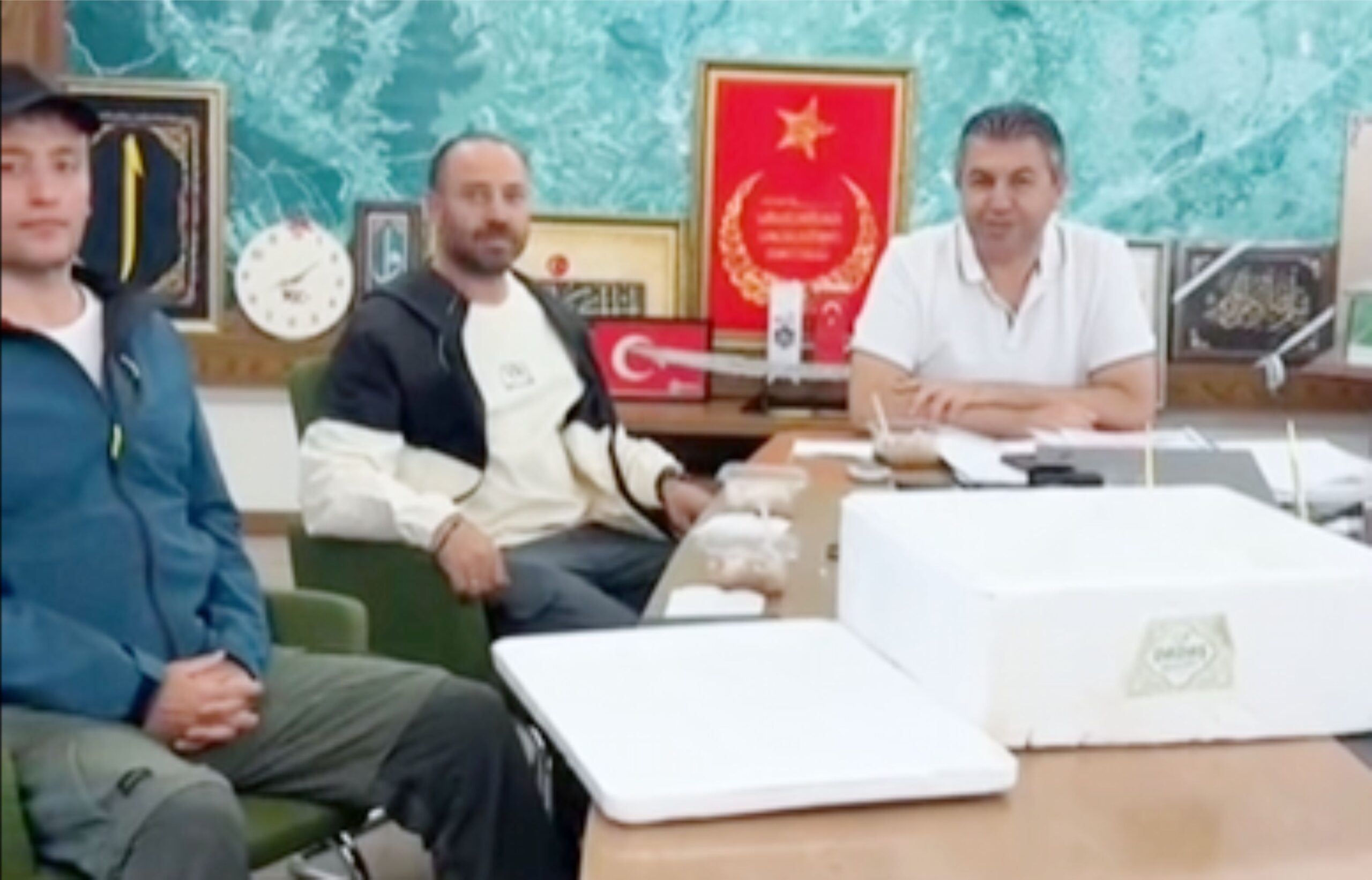 AĞUSTOS AYINDA KAR SÜRPRİZİ: MURAT DAĞI’NIN ZİRVESİNDEN BAŞKAN AKEL’E ANLAMLI HEDİYE