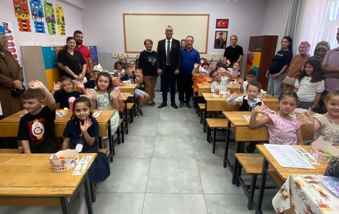 Gediz’de Uyum Haftası Heyecanı: İlçe Millî Eğitim Müdürü Recep Aydın Miniklerin İlk Gün Coşkusuna Ortak Oldu!