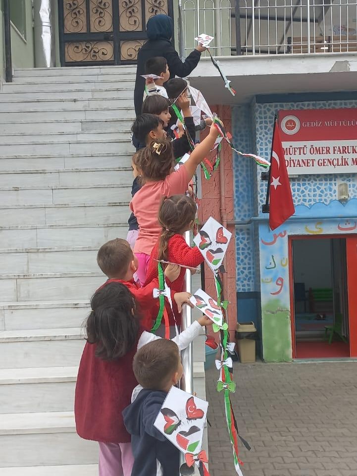 Gazzeli Çocuklar İçin Gökyüzüne Umut Uçurdular: Gedizli Miniklerden Anlamlı Destek!