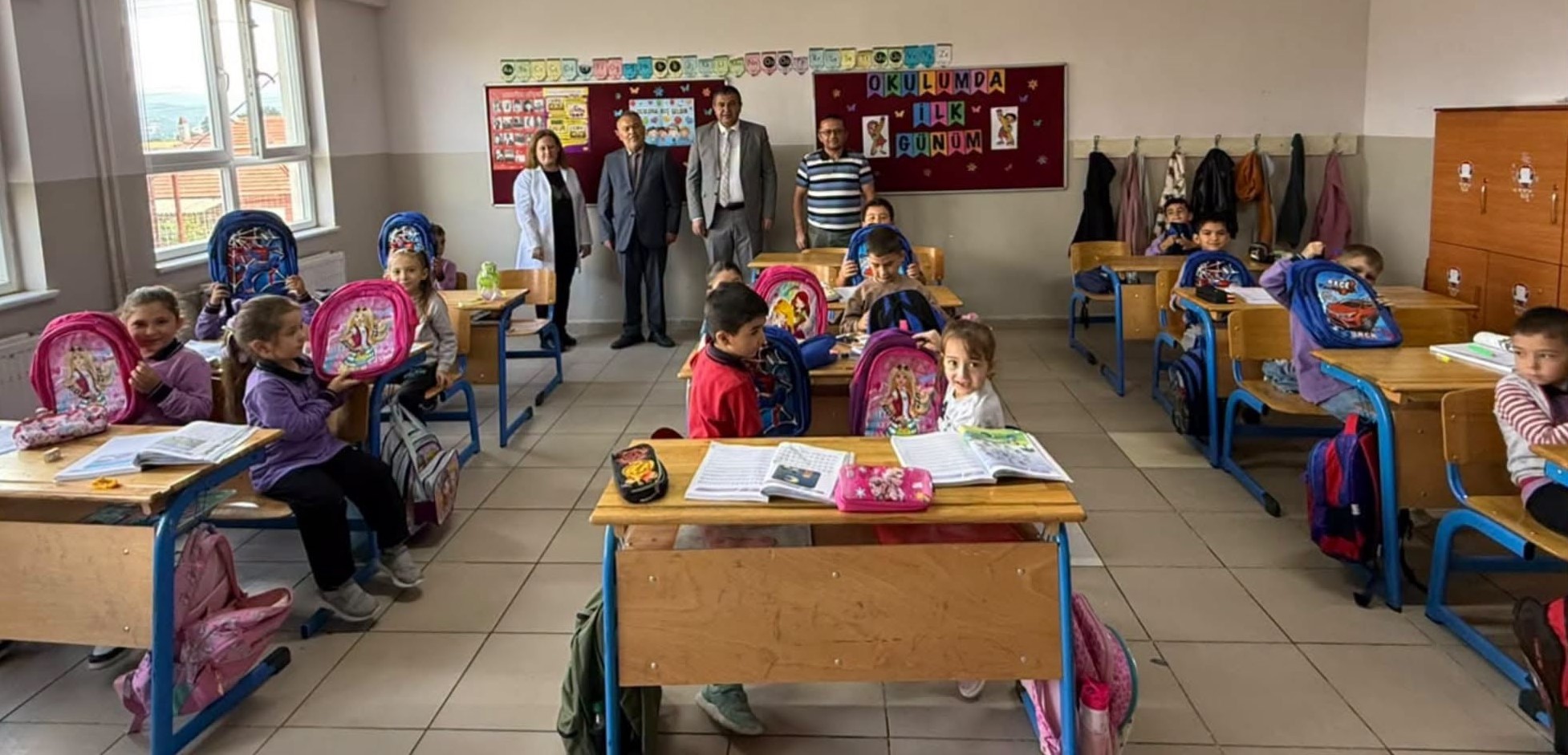 Gediz Belediyesi’nden Birinci Sınıf Öğrencilerine Anlamlı Jest: Sırt Çantaları Başkan Akel’den!