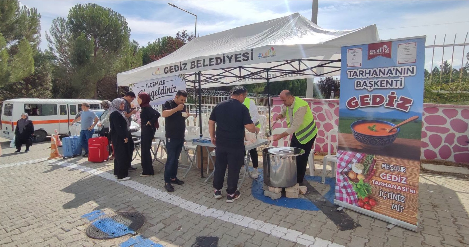 Gediz’de Üniversitelilere Sıcak Karşılama: KYK Önünde Tarhana Çorbası İkram Edildi!