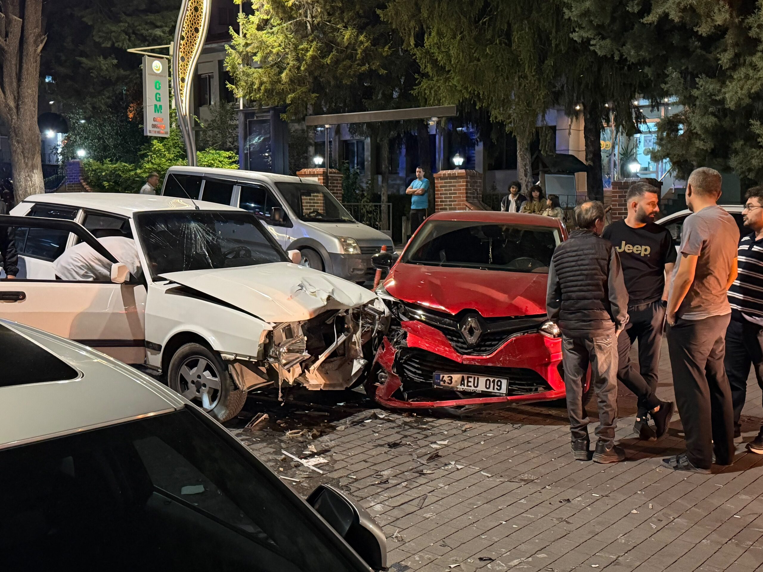 Gediz’de İki Otomobil Çarpıştı: 2 Kişi Yaralandı!