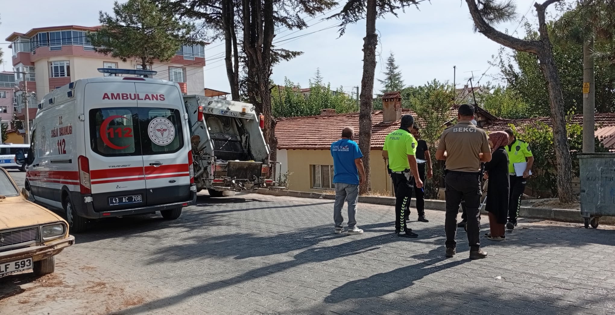 Gediz’de Çöp Kamyonu Arkasındaki Temizlik İşçisi Otomobile Çarptı: 1 Yaralı
