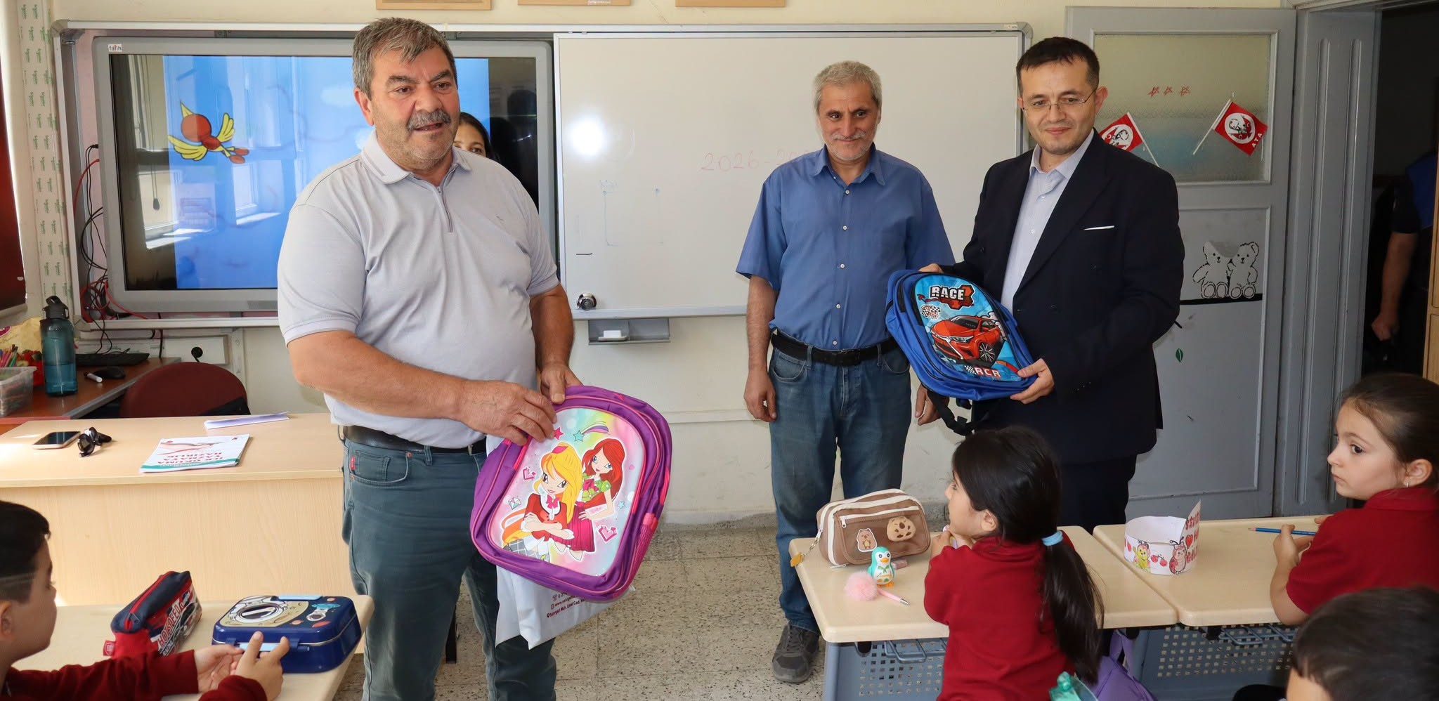 Eskigediz’de Eğitime 5 Yıldır Kesintisiz Destek: Okul Çantası Ve Kırtasiye Paketleri Tüm Okullarda Dağıtıldı!
