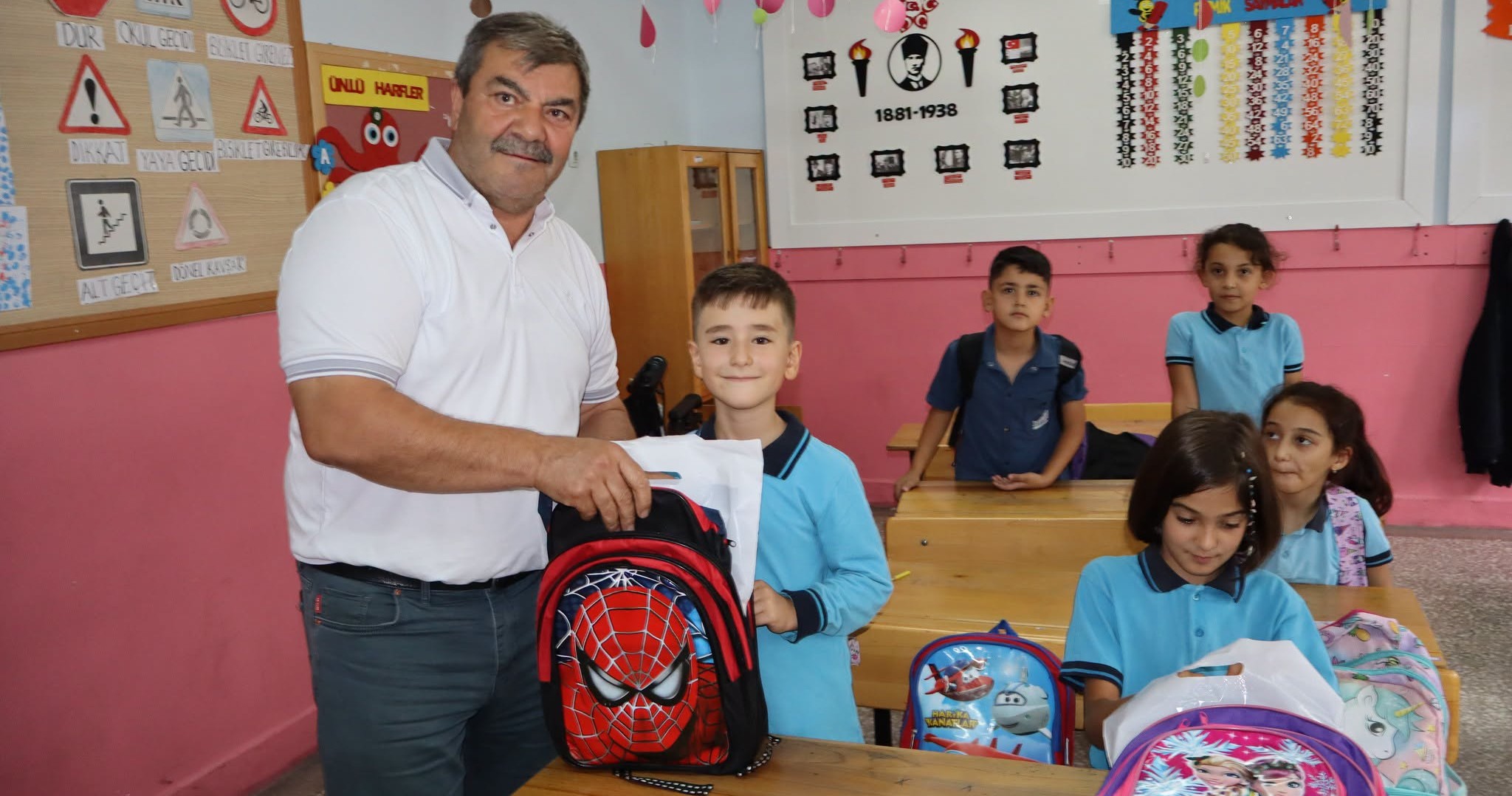 Eskigediz Belediyesi’nden Eğitime 4 Yıldır Kesintisiz Destek: Kırtasiye Yardımları Dağıtılmaya Başlandı!