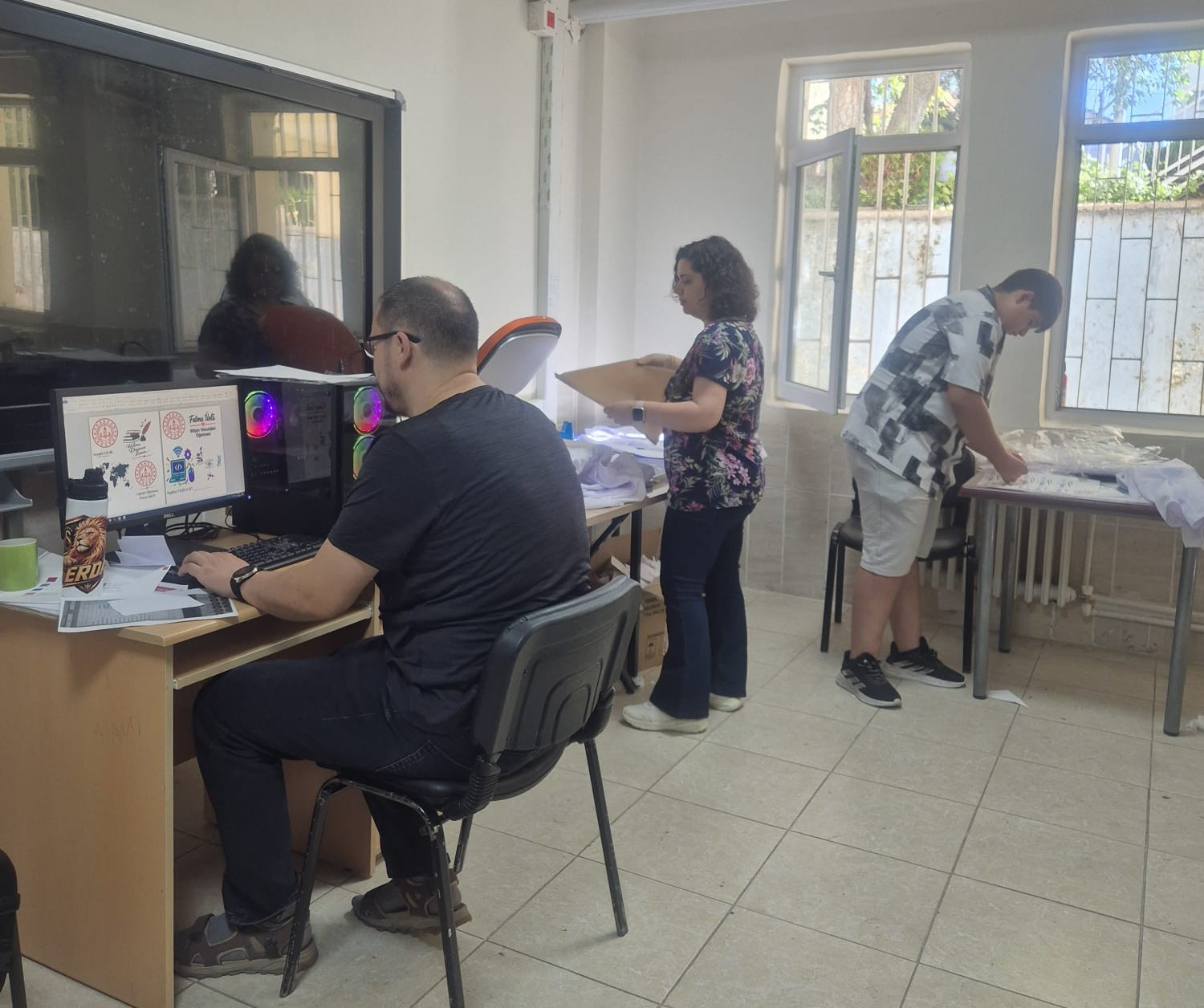 Gediz’de Meslek Lisesi Siparişlere Yetişemiyor: Bilişim Teknolojileri Alanında Döner Sermaye Rekoru!