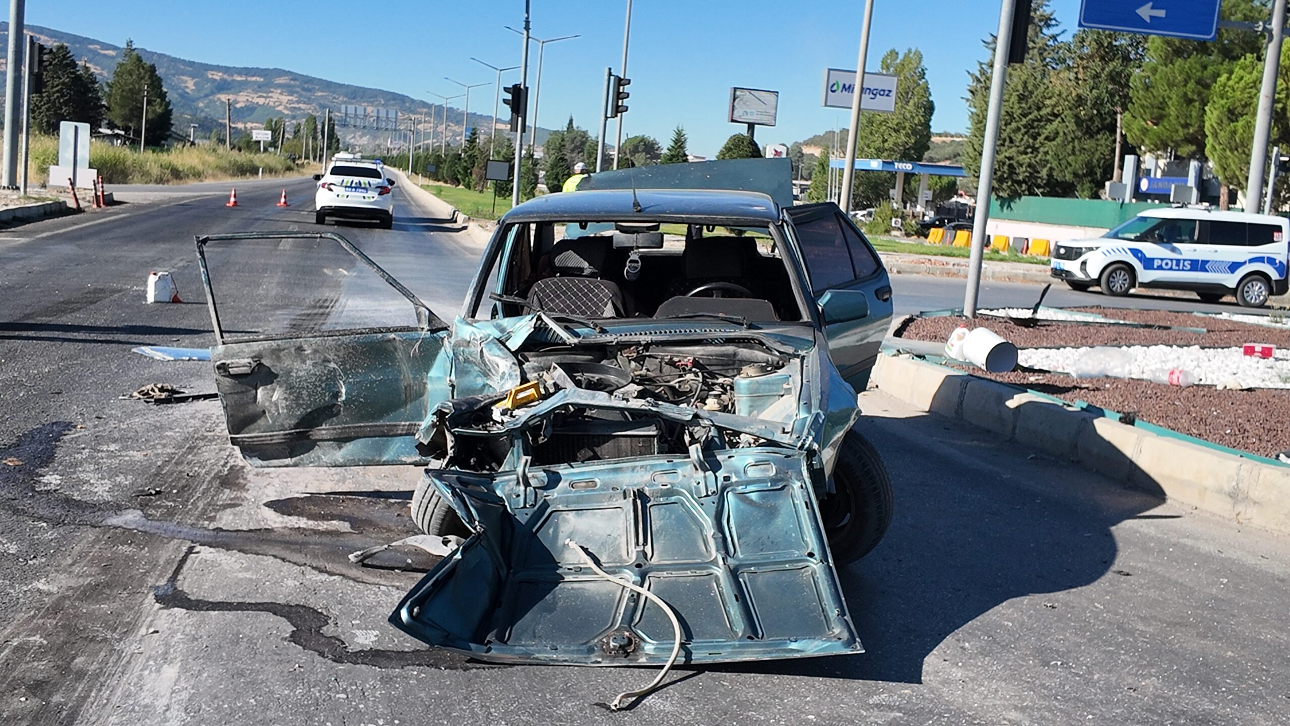 Gediz Jandarma Kavşağında Feci Kaza: Otomobil Tır ile Çarpıştı, 1’i Ağır 2 Kişi Yaralandı!