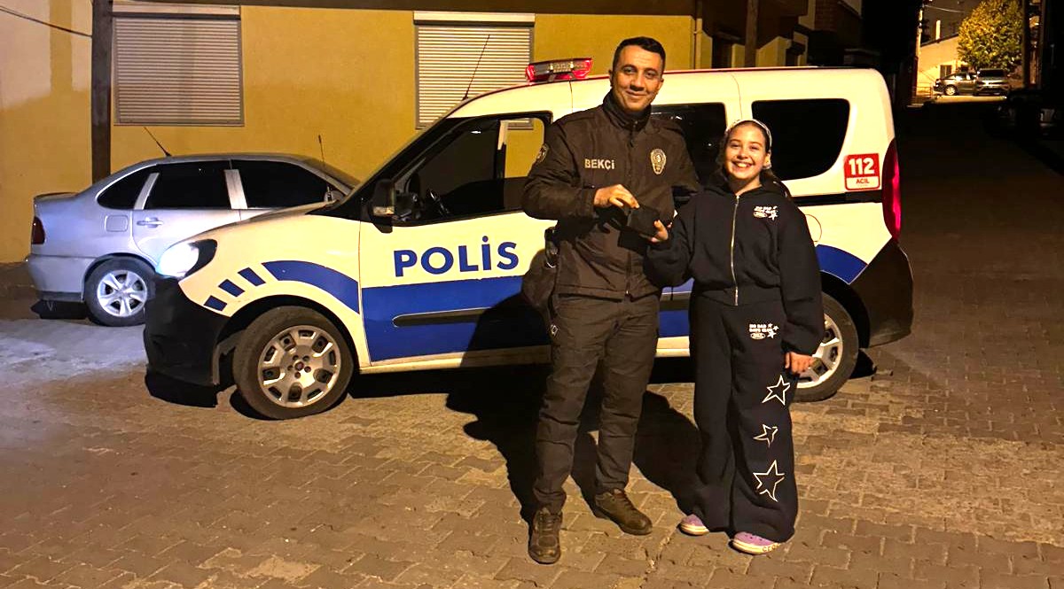 Gediz’de Örnek Davranış: Bulduğu Para Dolu Cüzdanı Polise Teslim Eden 11 Yaşındaki Eslem Takdir Topladı