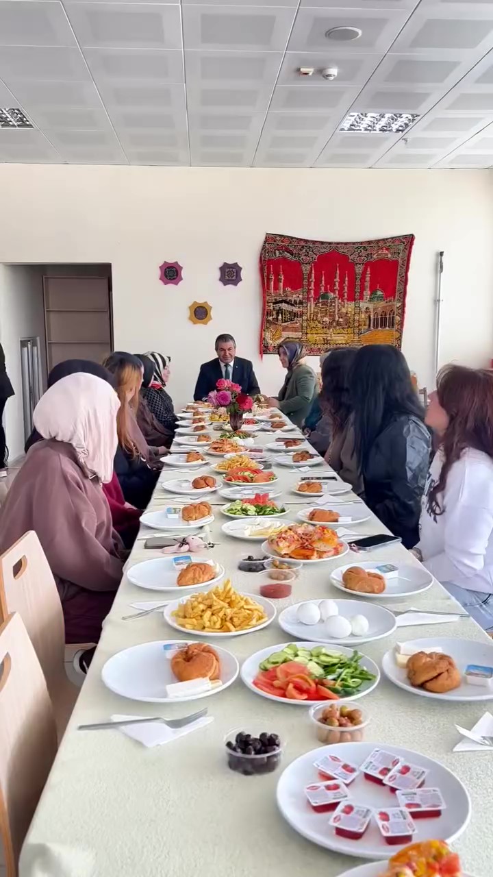 Başkan Akel’den KYK’lı Öğrencilere Sıcak Karşılama: Kahvaltı Programında Gençlerle Bir Araya Geldi