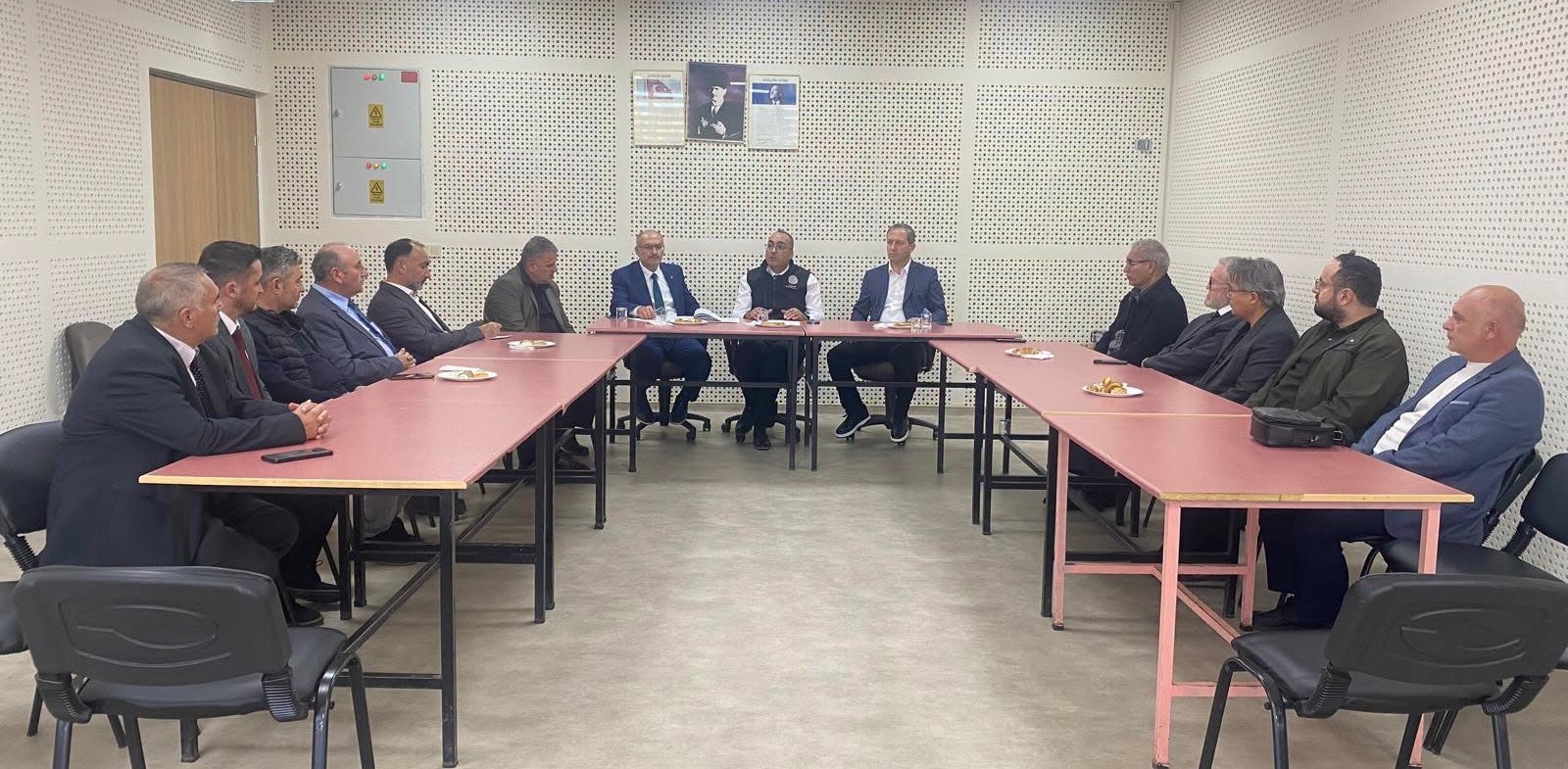 Gediz’de Eğitimde Değerler İhyası: Okul Müdürleriyle “Edep” Konulu İstişare Toplantısı Gerçekleştirildi